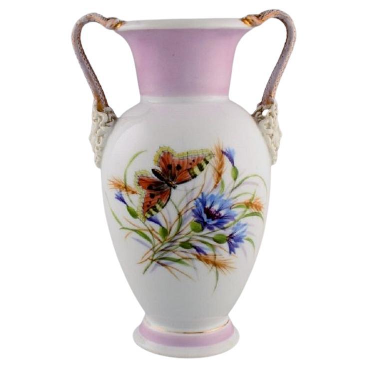 Antike Bing & Grndahl Porzellanvase mit handbemalten Schmetterlingen und Blumen