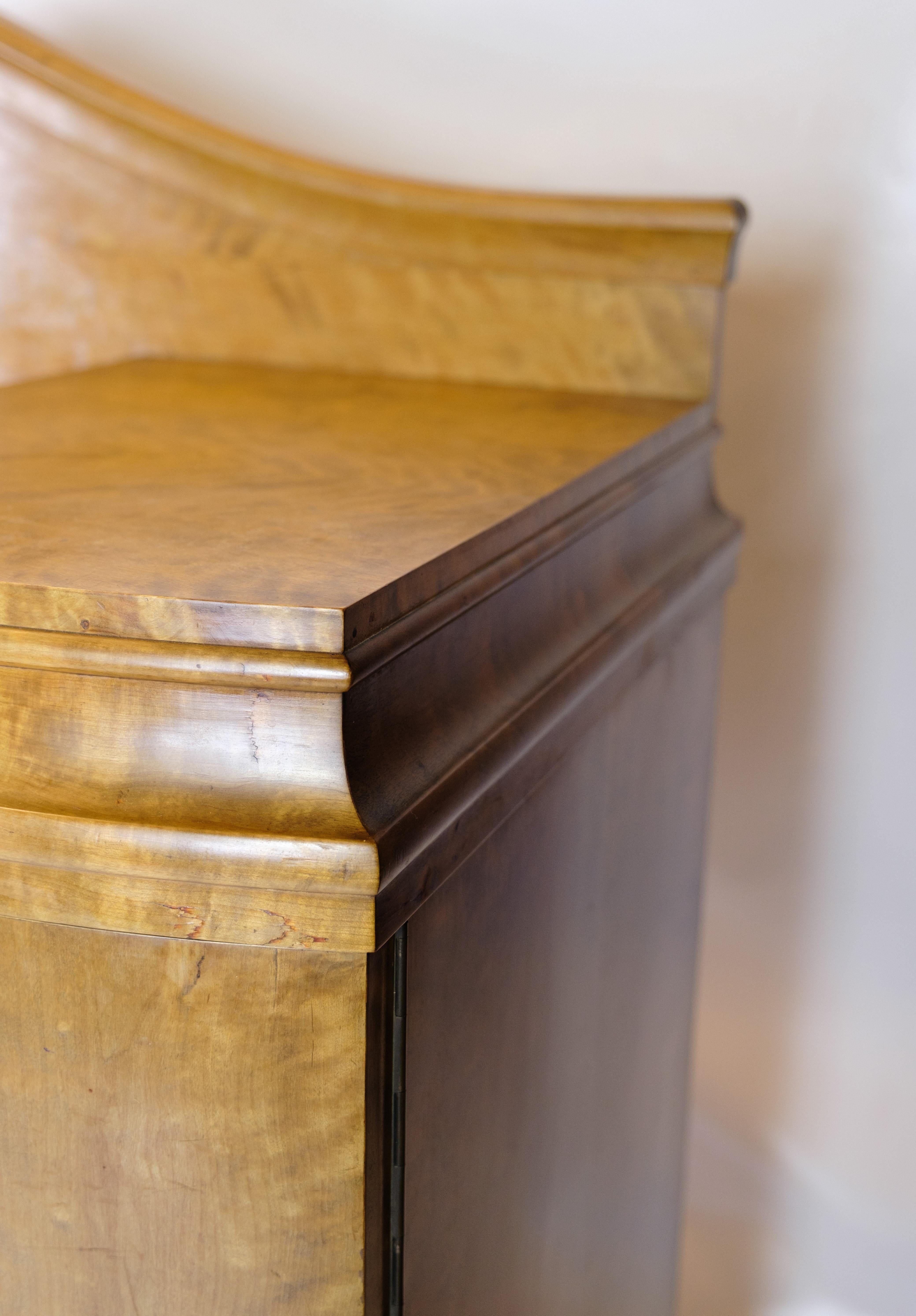 Antique birch sideboard with 4 drawers with original key from around the 1920s For Sale 2