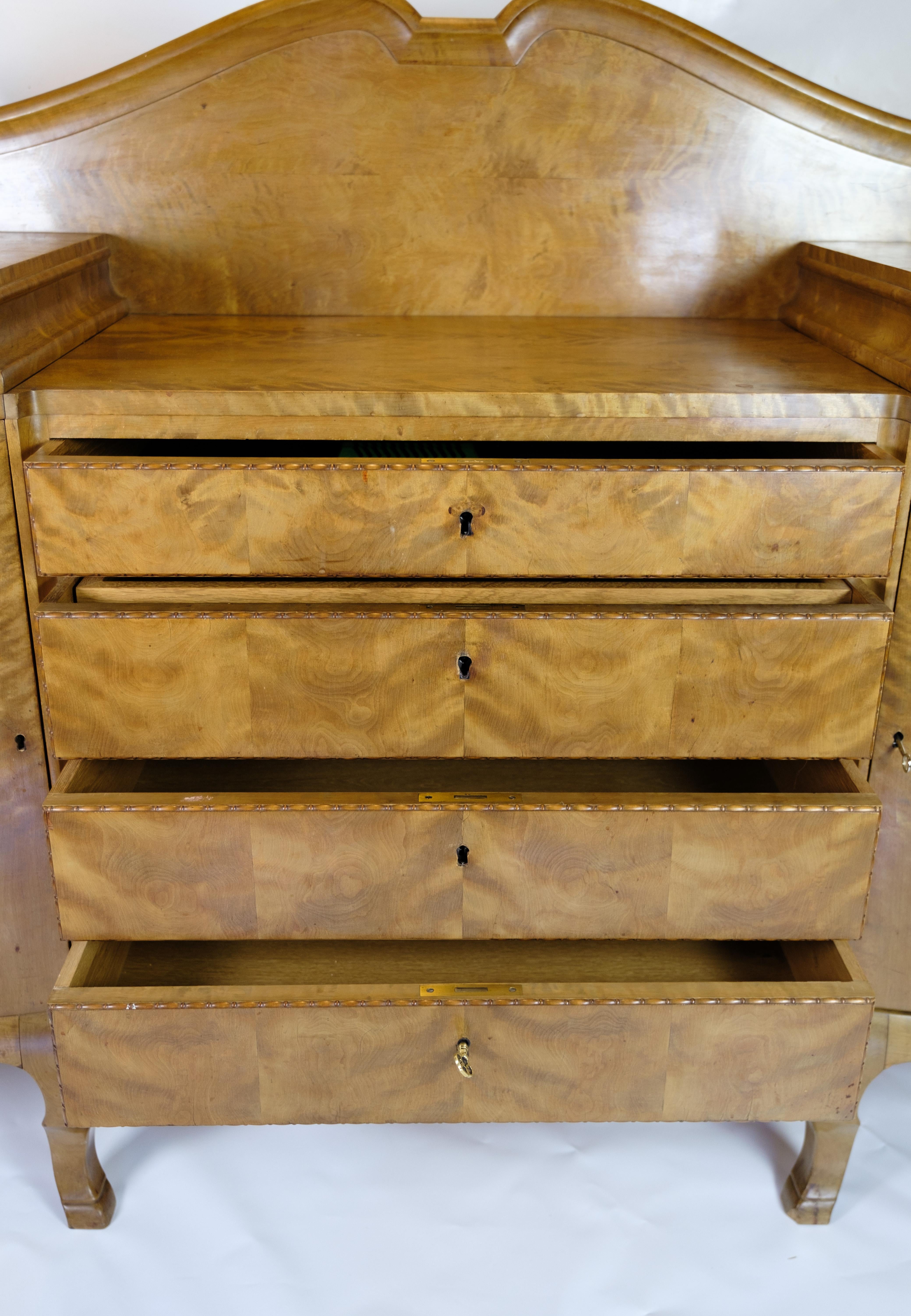 Antique birch sideboard with 4 drawers with original key from around the 1920s For Sale 4