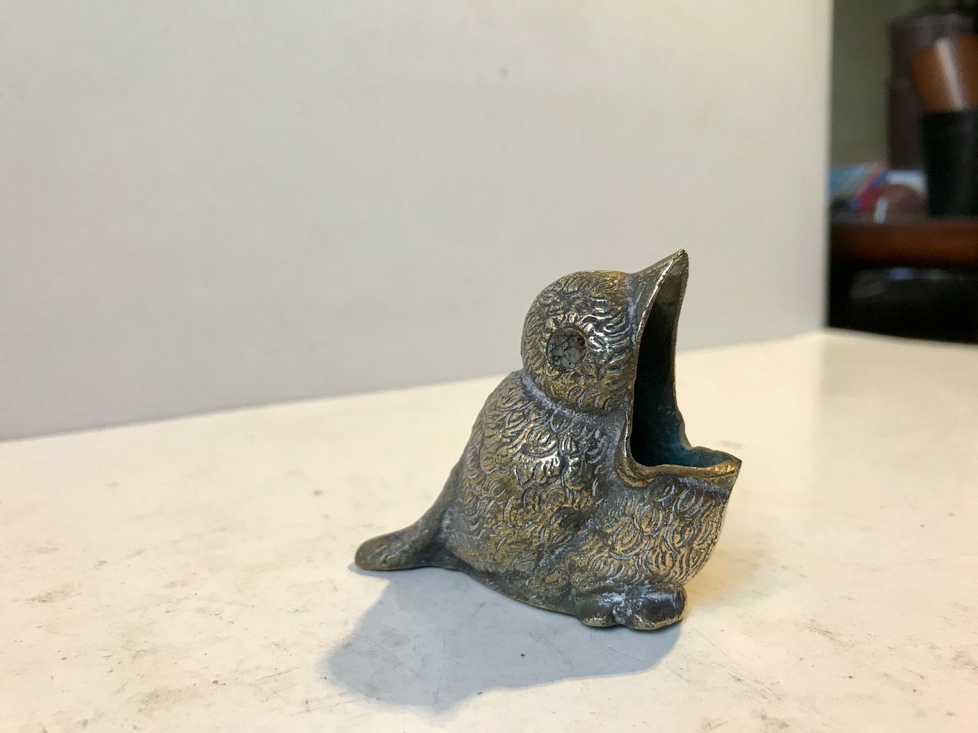 Small chubby bird ashtray in cast brass. Very detailed and a great deep patina. Anonymous Italian maker, circa 1920. Alternatively it can be used as a small vase or decorative figurine.