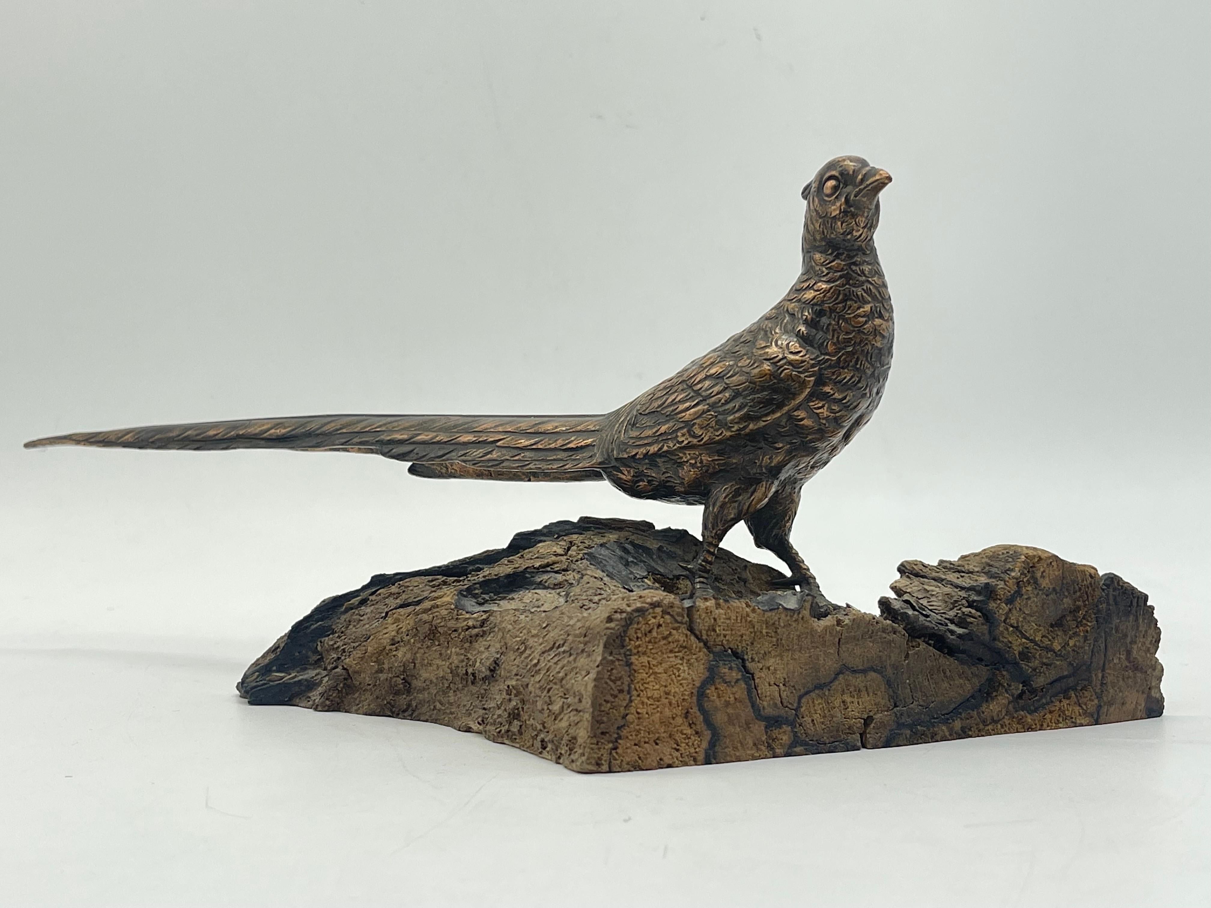 Antike Vogel-Bronze-Skulptur / Figur 

Sitzen auf Holz Kiefer Tanne Holz

Der Zustand ist auf den Bildern zu sehen.