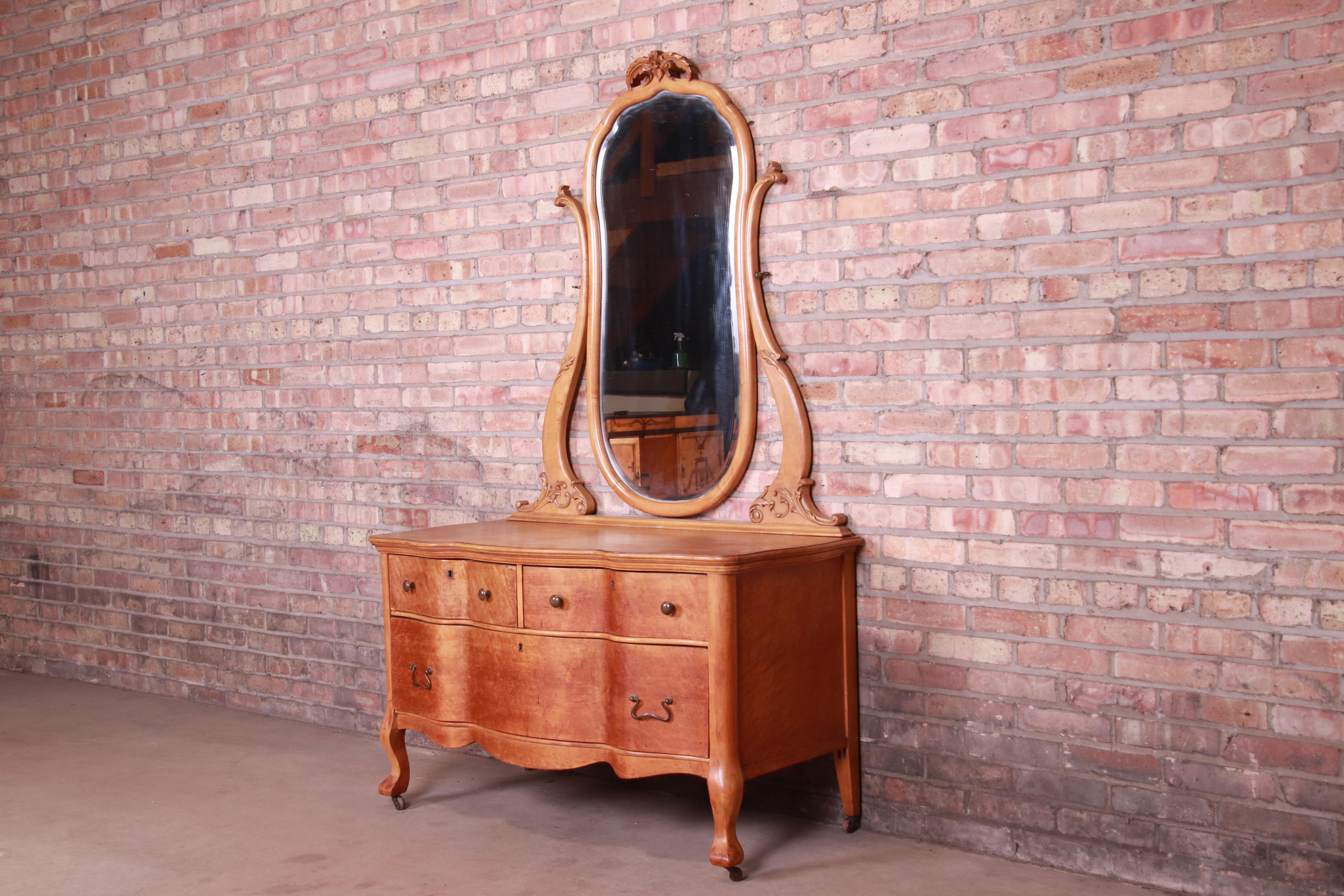 A gorgeous antique bird's-eye maple vanity dresser with mirror

By Luce Furniture Co. of Grand Rapids

USA, circa 1900

Measures: 45