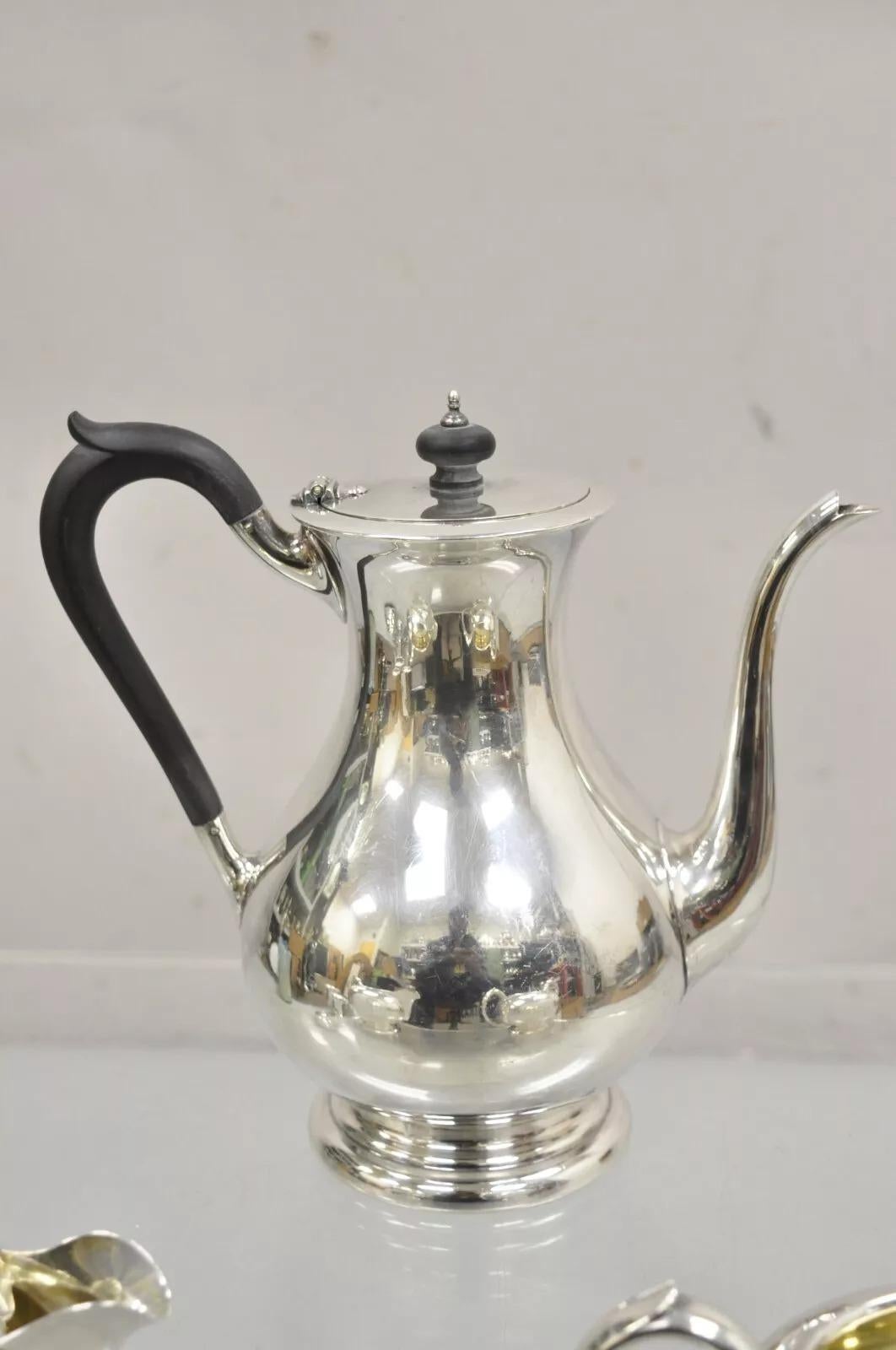 Antico set di teiere in argento di Birks Regency - A. Silver  Set da 3 pezzi. L'inserzione include (1) teiera con manico in legno, (1) zuccheriera, (1) lattiera. Un set di 3 pezzi molto bello. Circa all'inizio del XX secolo. Misure: Teiera; 9,5