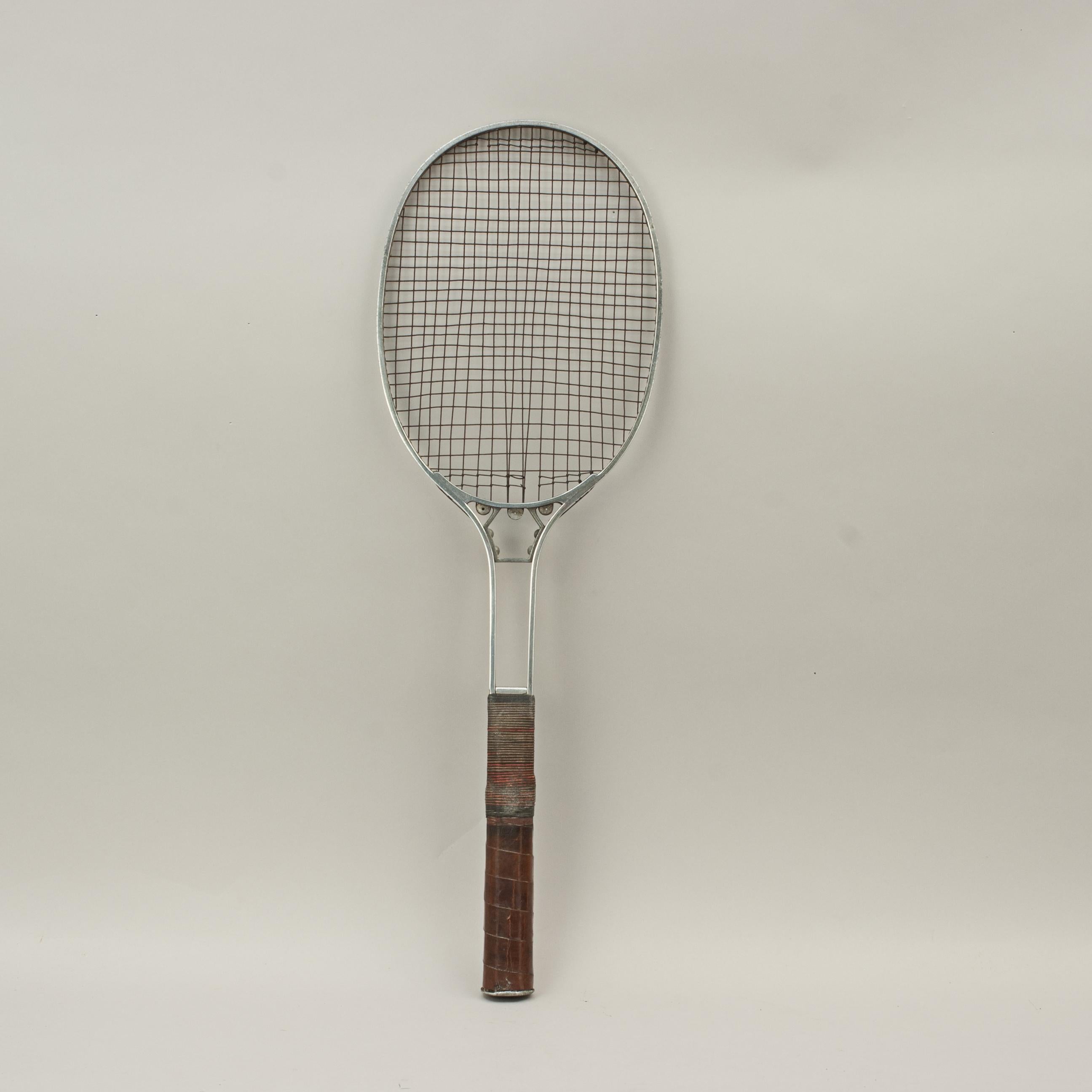 Britannique Ancienne raquette de tennis sur gazon Birmal en métal, entièrement en métal en vente
