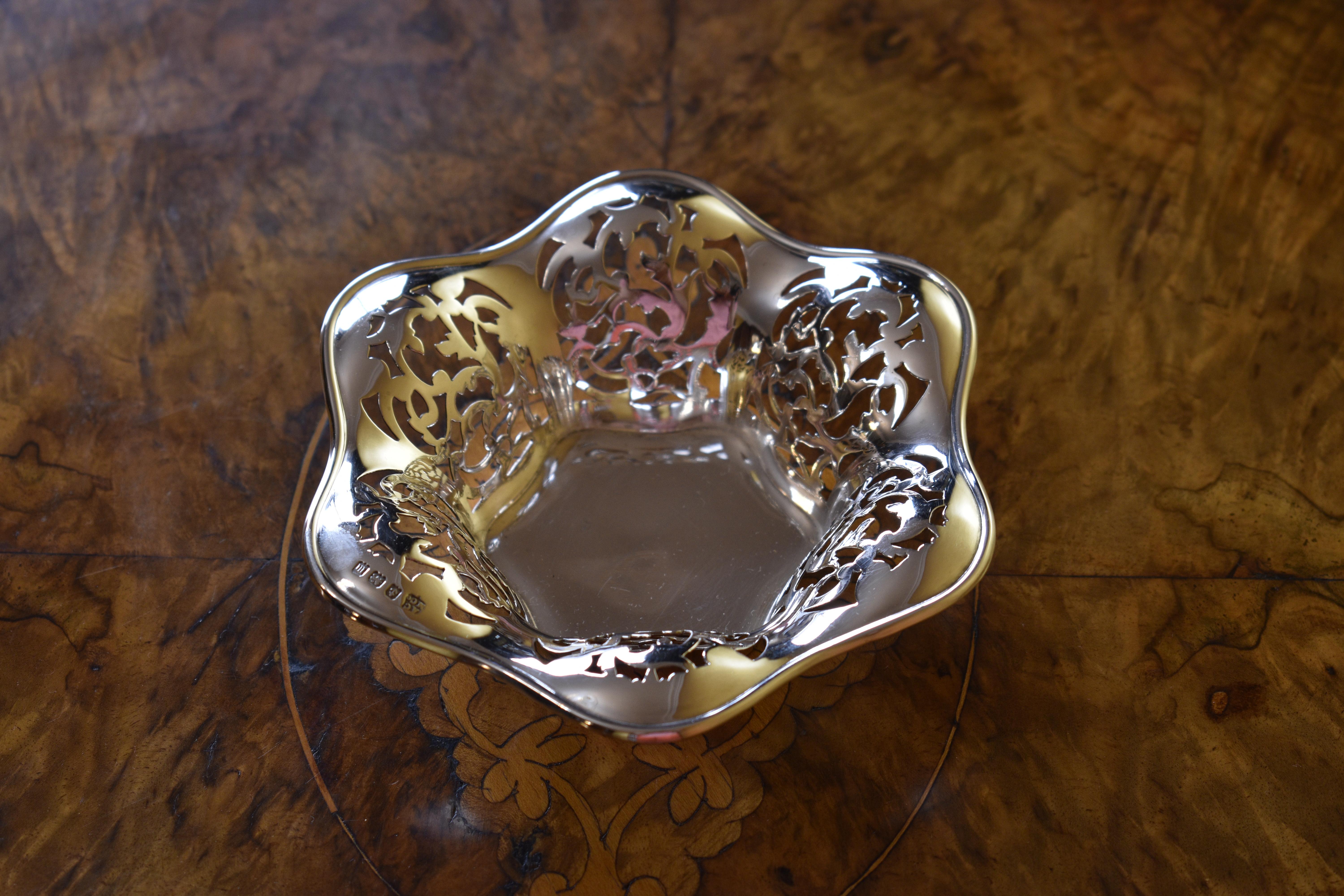 Antique Birmingham 1911 Sterling Silver Small Bowl By Alexander Clark In Good Condition For Sale In EDENSOR PARK, NSW