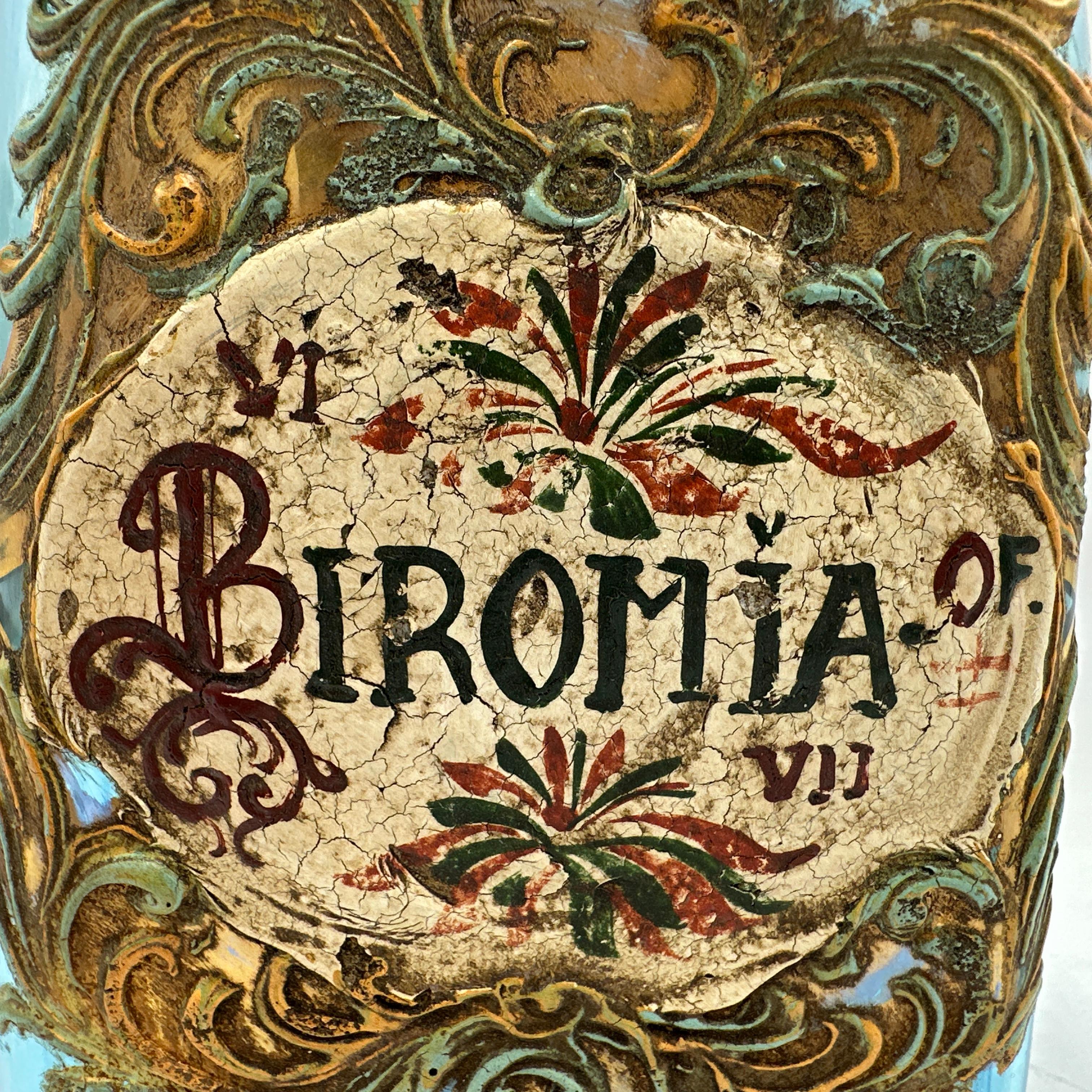 He aquí un precioso Botiquín de farmacia italiano antiguo de cristal de Murano. Elaboradamente pintado a mano y dorado sobre cristal de Murano azul. Con una pera con hoja en la tapa. Se lee 