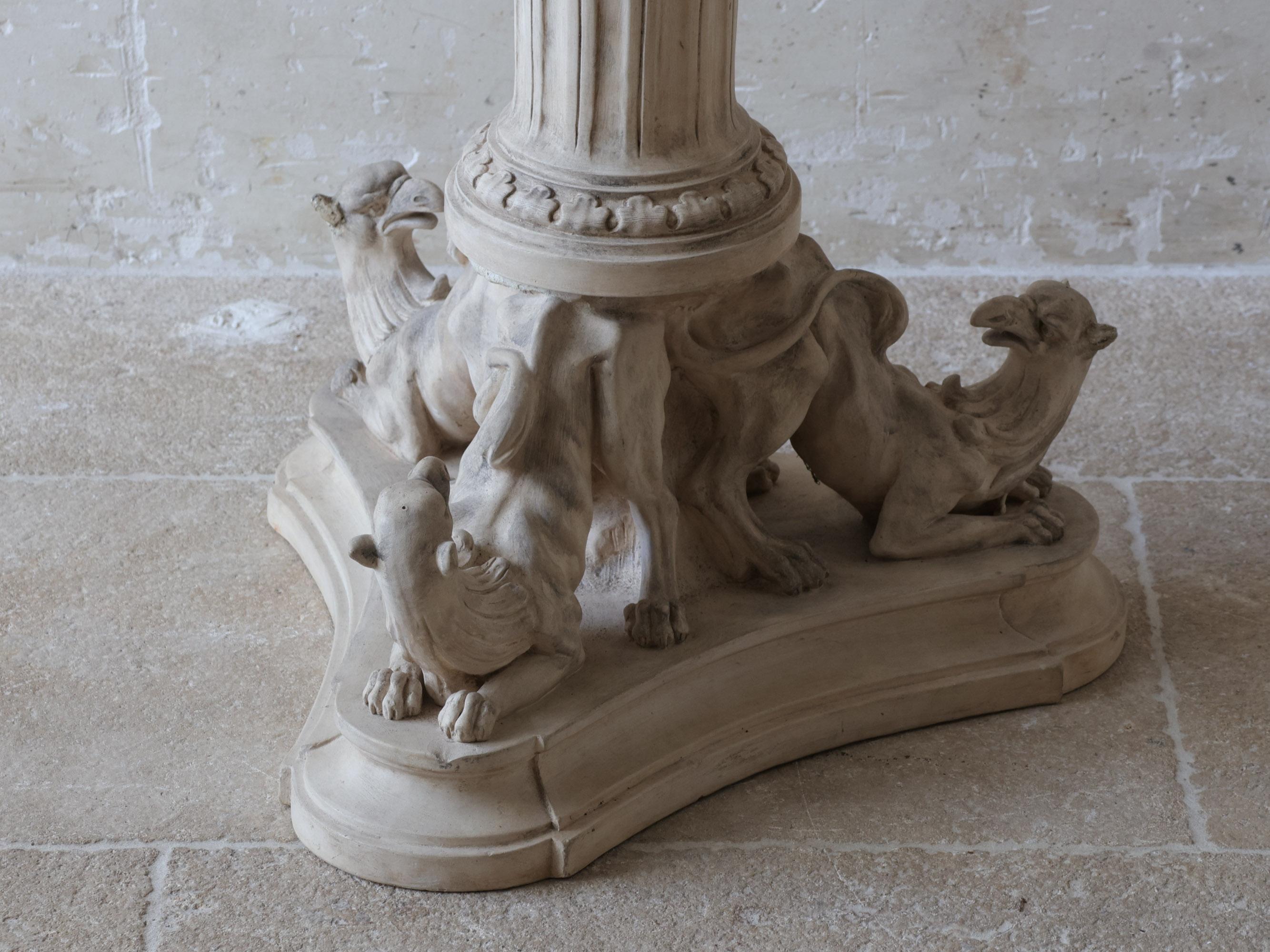 Antico tavolo tripode in porcellana di bisquit con rilievi classici in vendita 4