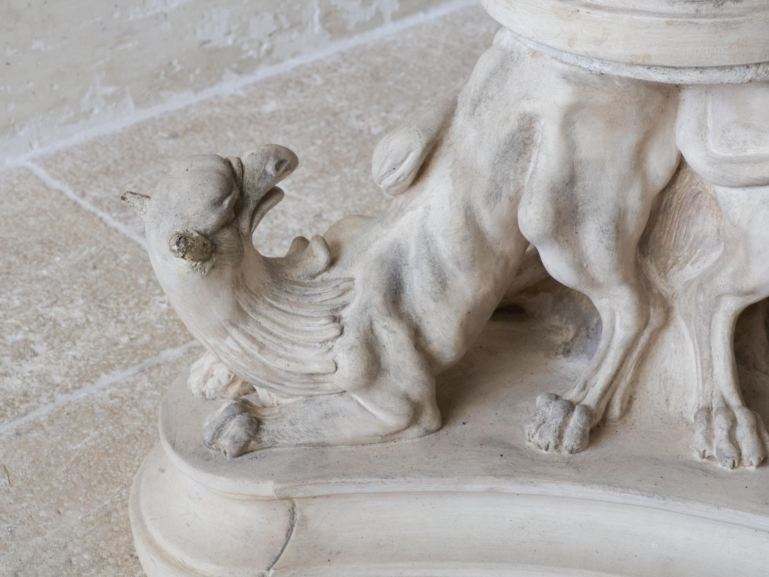 Antico tavolo tripode in porcellana di bisquit con rilievi classici in vendita 5