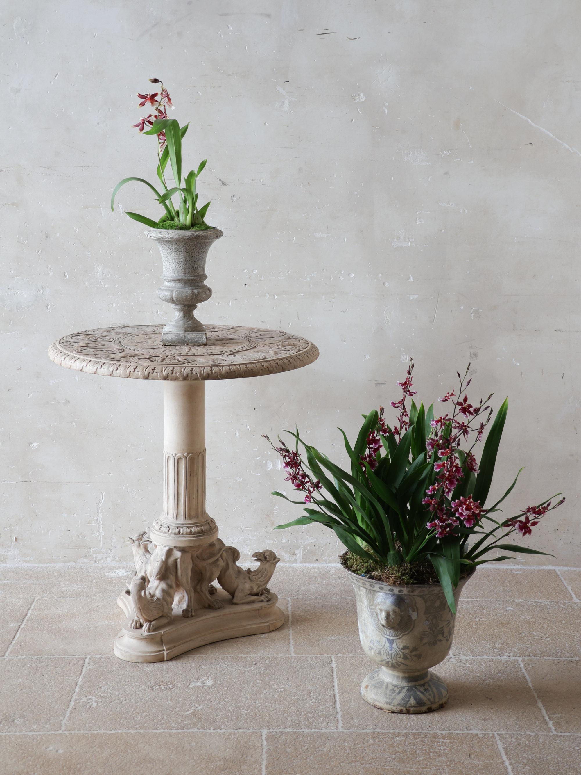 Antico tavolo tripode in porcellana di bisquit con rilievi classici in vendita 6