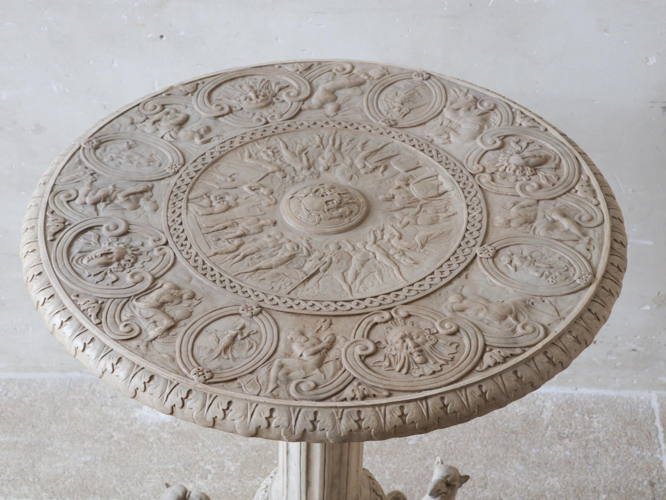 Italiano Antico tavolo tripode in porcellana di bisquit con rilievi classici in vendita