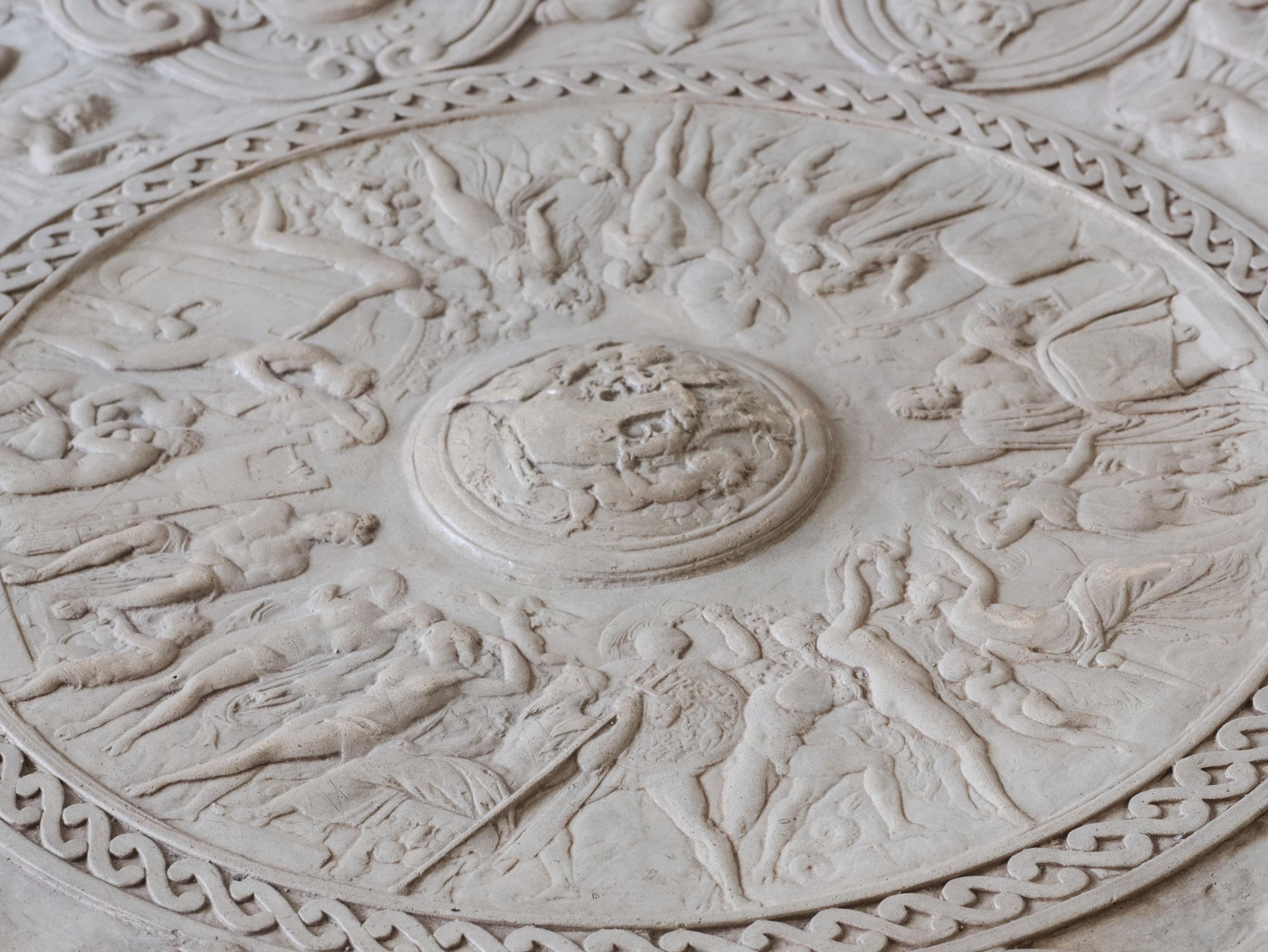 Antico tavolo tripode in porcellana di bisquit con rilievi classici In condizioni buone in vendita a Baambrugge, NL