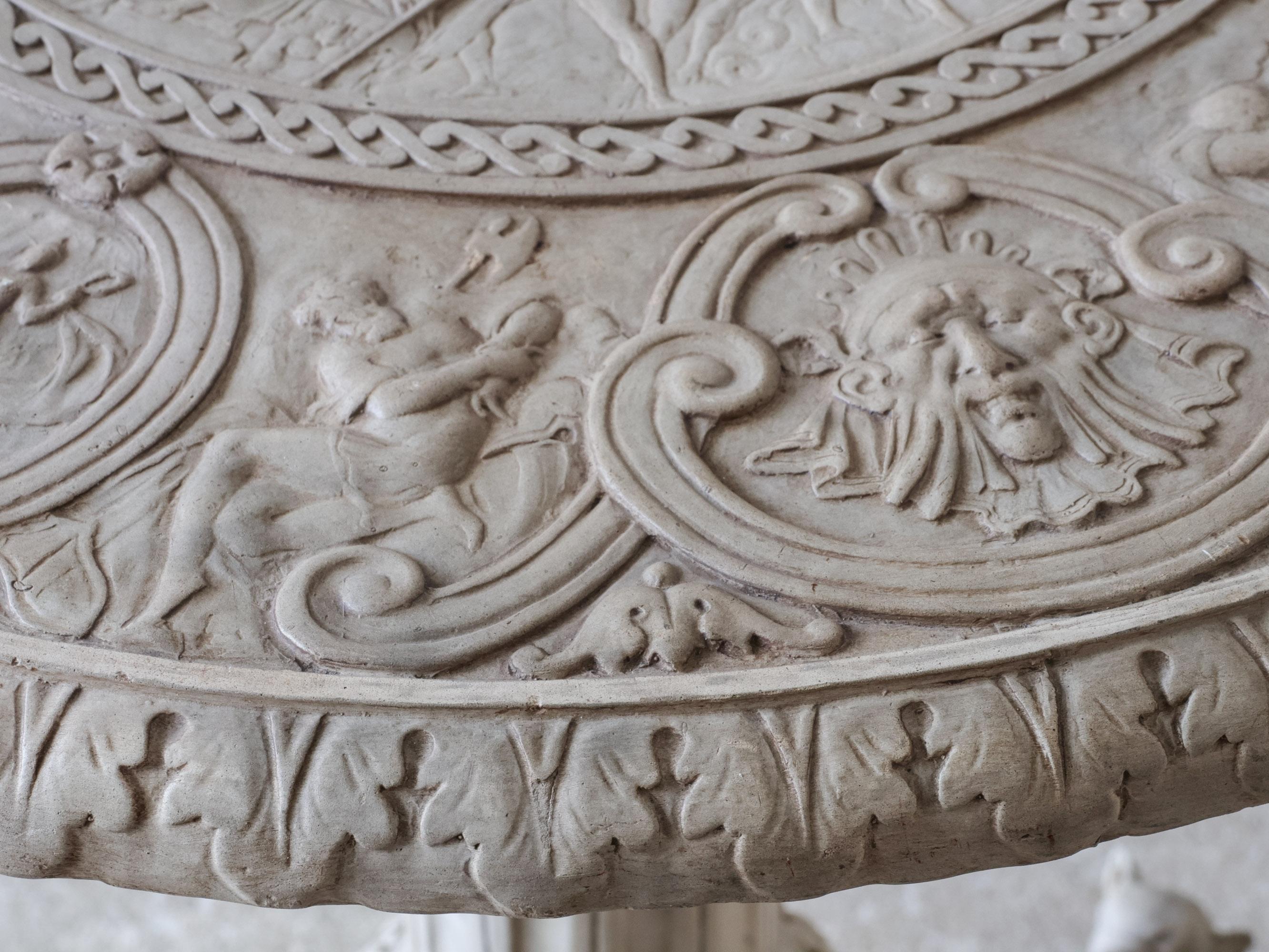 XX secolo Antico tavolo tripode in porcellana di bisquit con rilievi classici in vendita