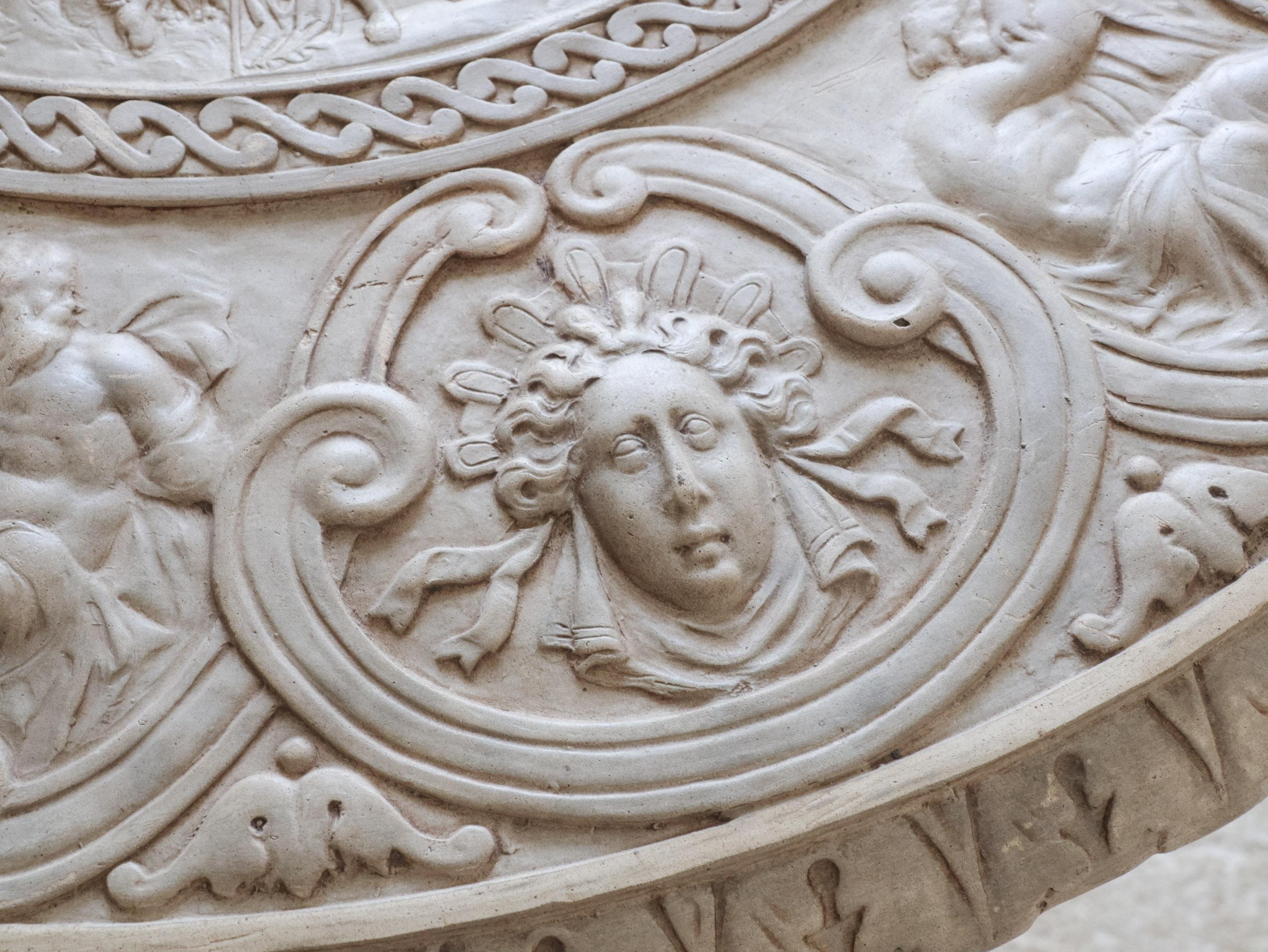 Porcellana Antico tavolo tripode in porcellana di bisquit con rilievi classici in vendita