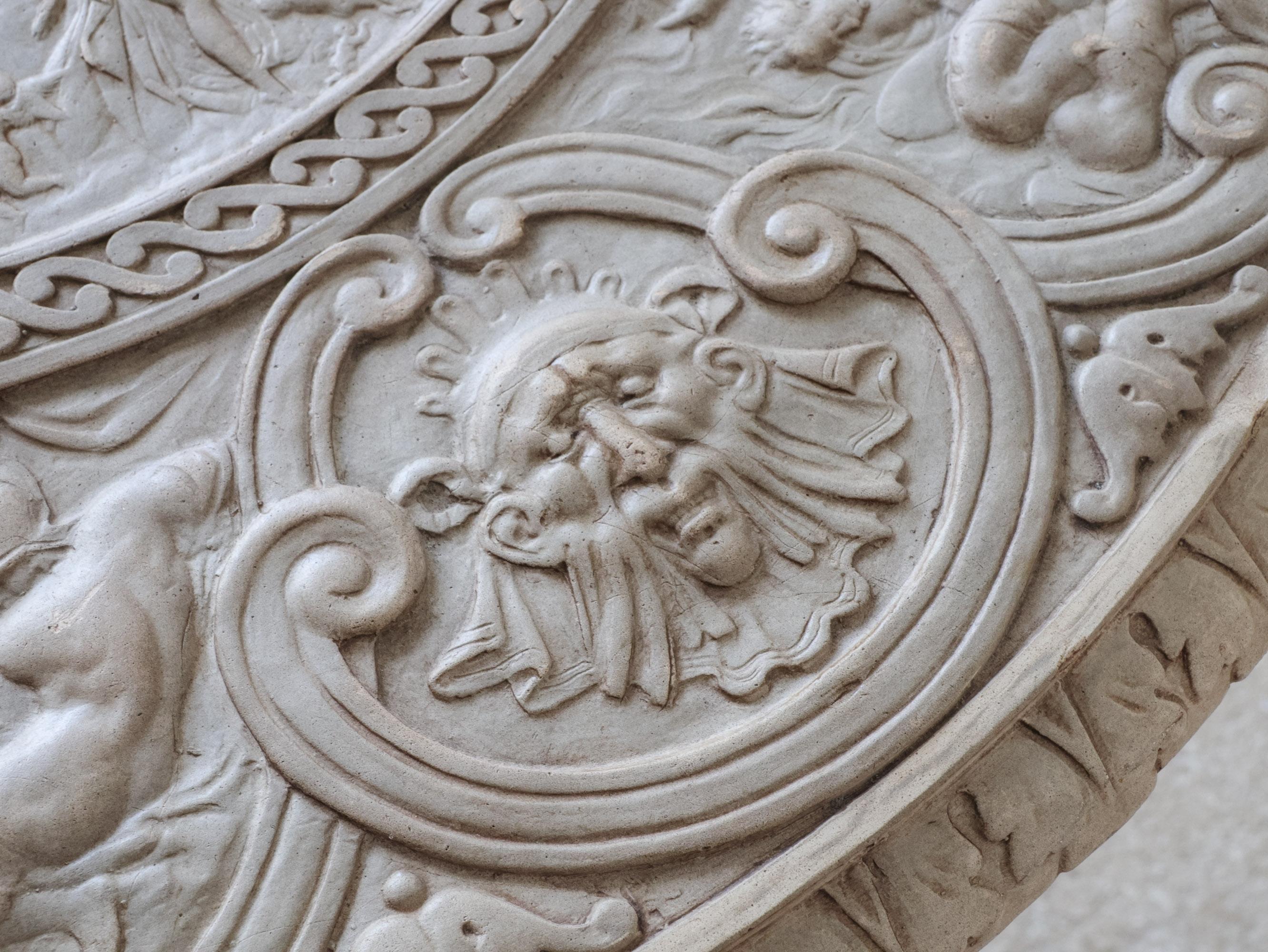 Antico tavolo tripode in porcellana di bisquit con rilievi classici in vendita 1