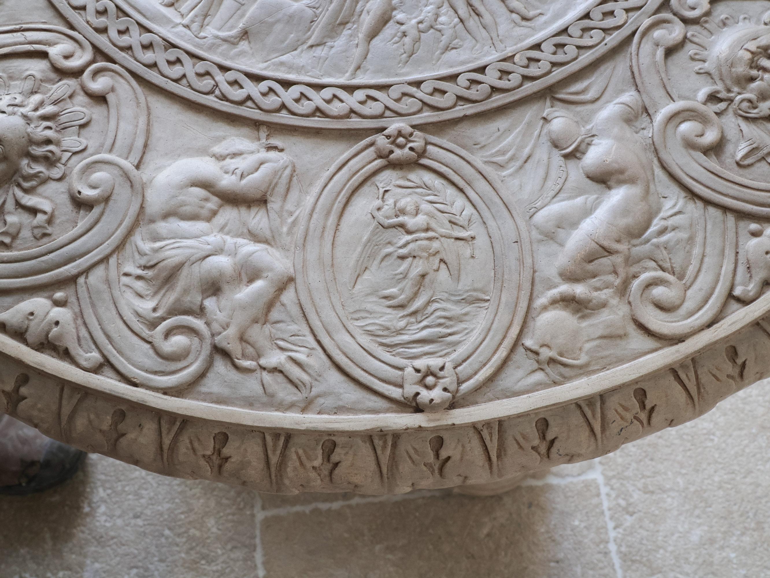 Antico tavolo tripode in porcellana di bisquit con rilievi classici in vendita 2