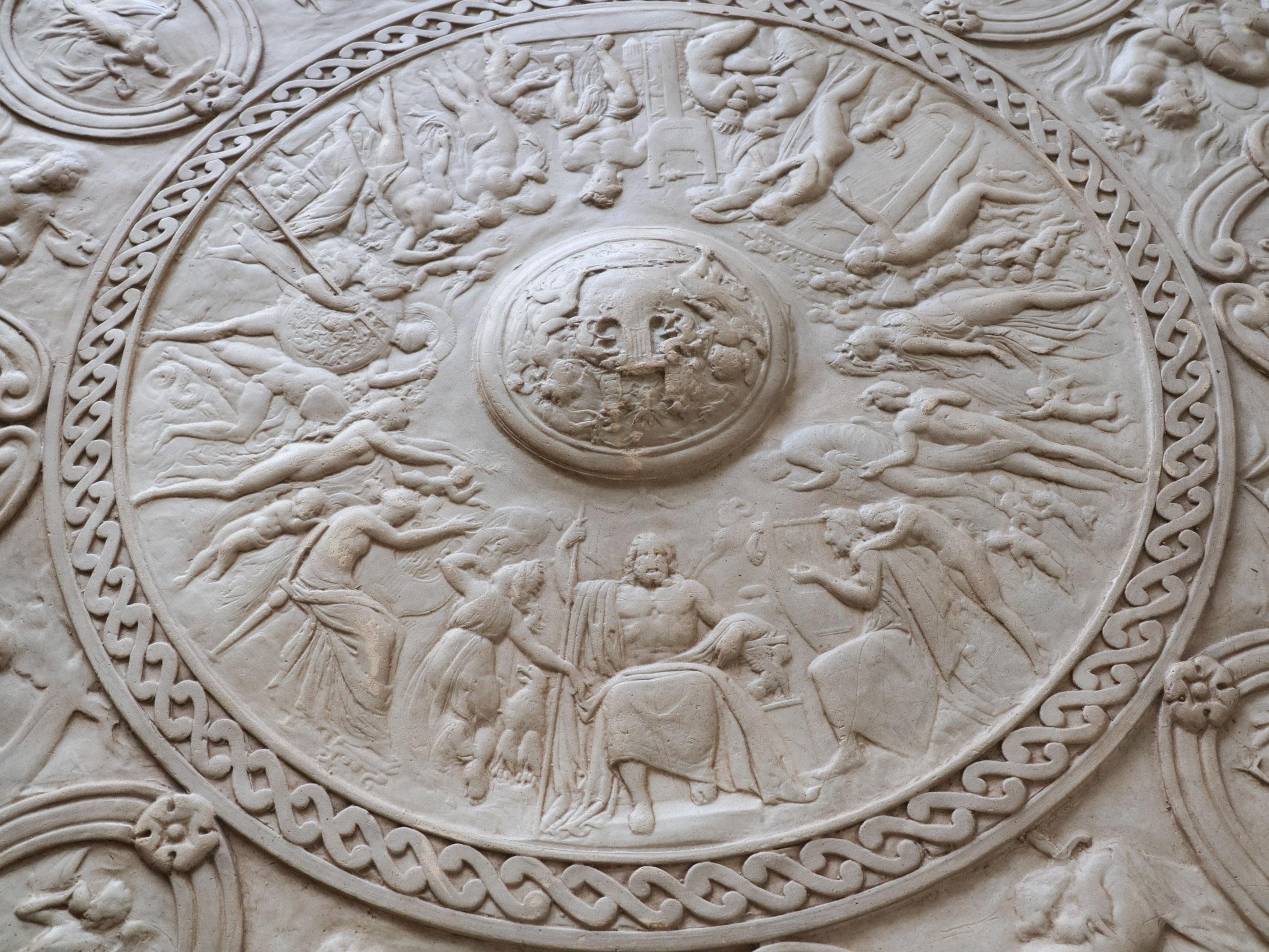 Antico tavolo tripode in porcellana di bisquit con rilievi classici in vendita 3