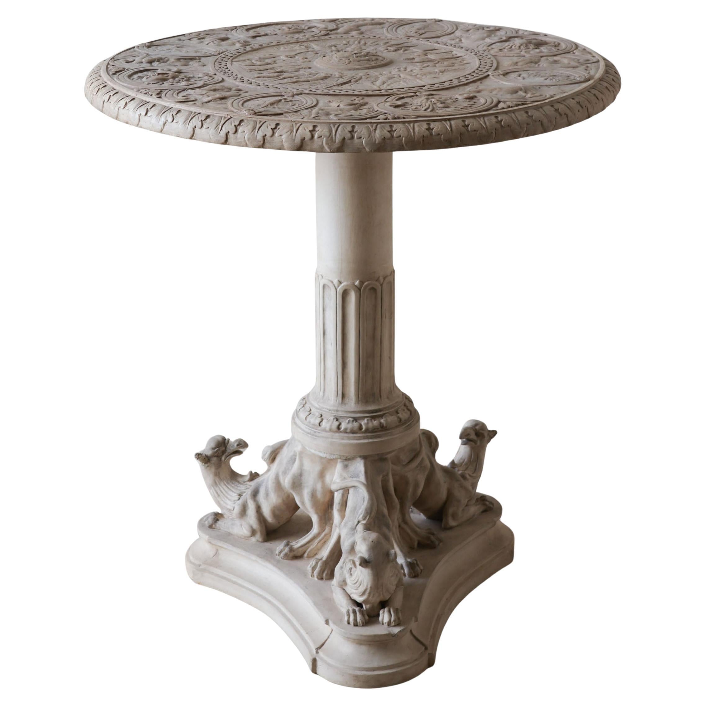 Antico tavolo tripode in porcellana di bisquit con rilievi classici in vendita