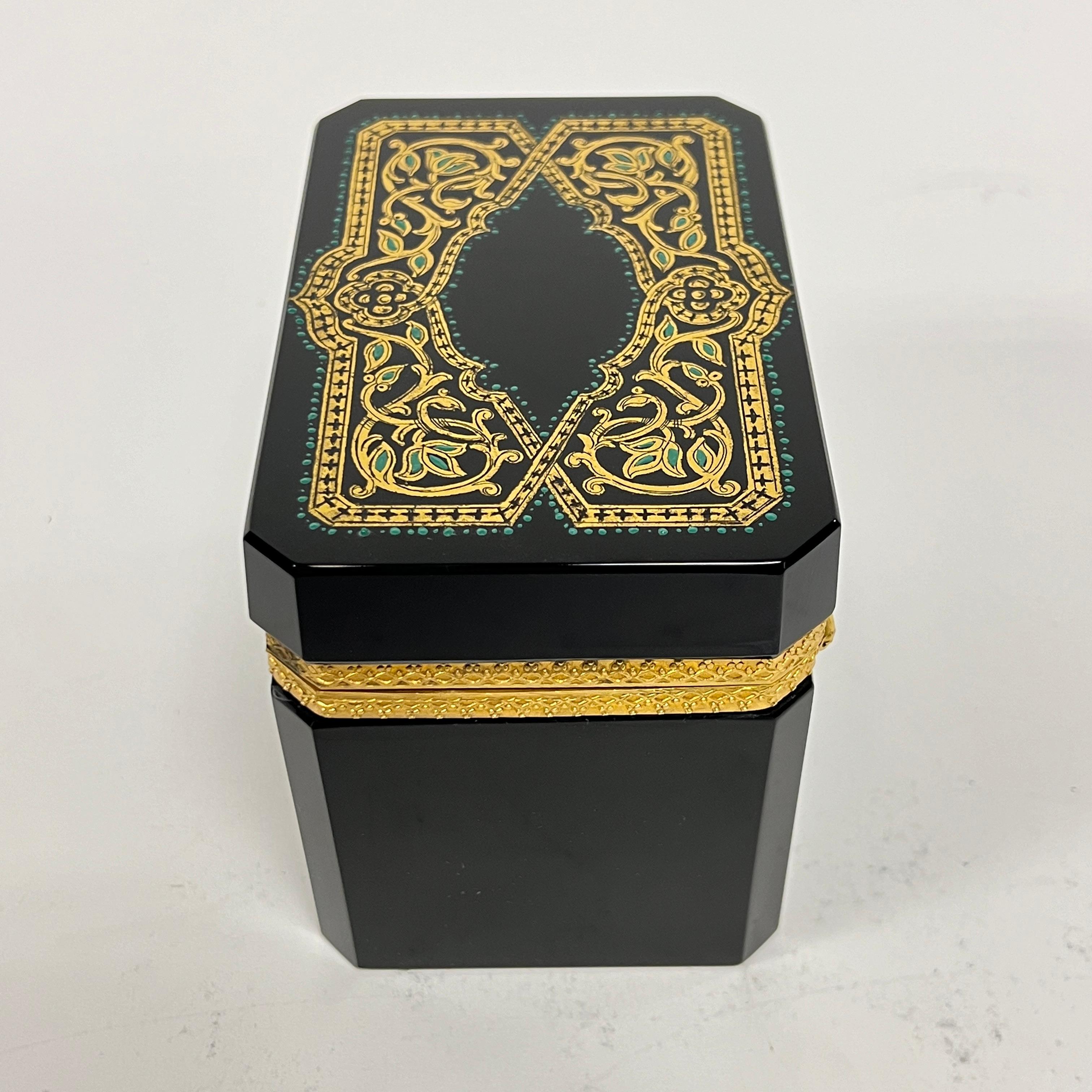 Joyero / Cofre antiguo de cristal amatista negro y metal dorado en venta 5