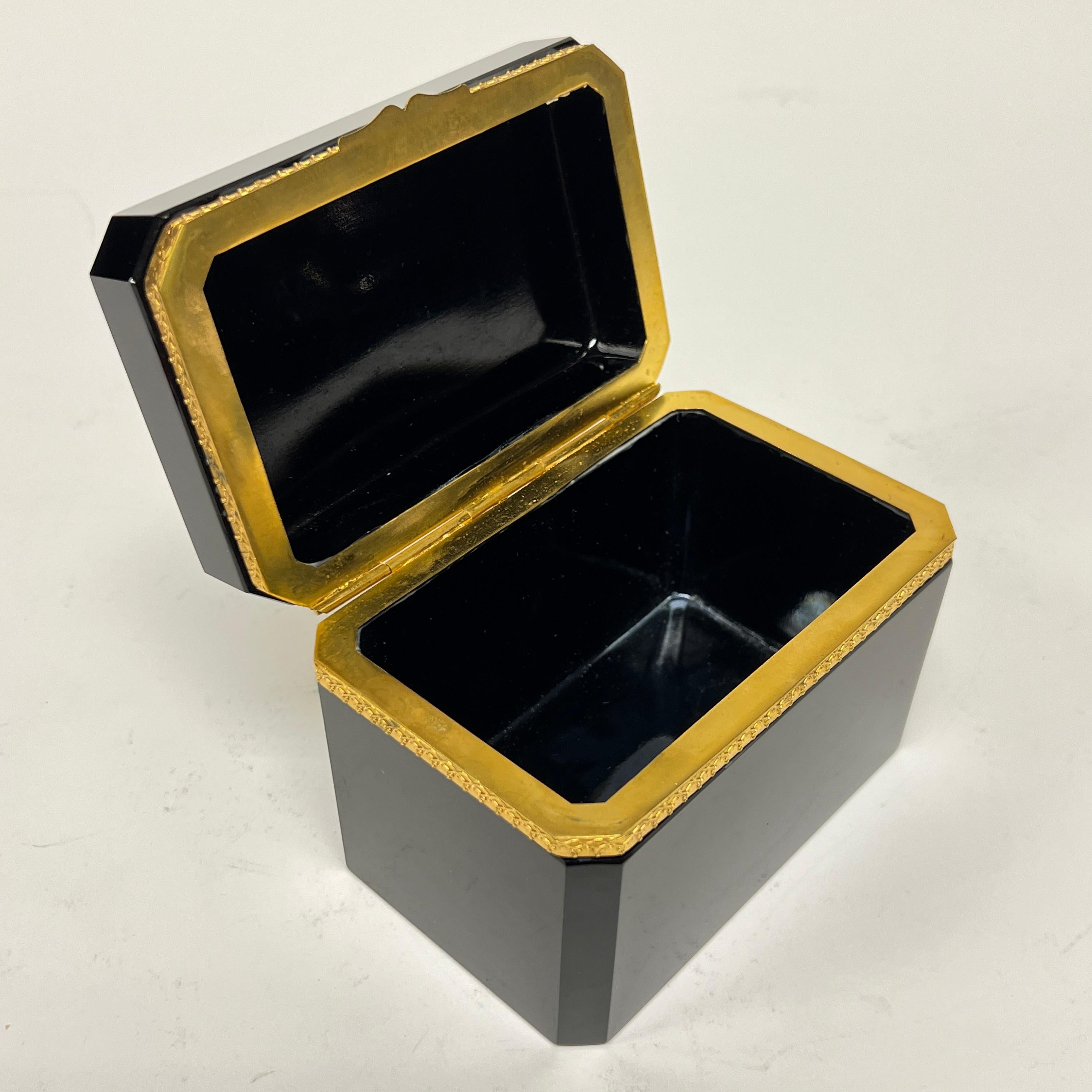 Joyero / Cofre antiguo de cristal amatista negro y metal dorado en venta 8