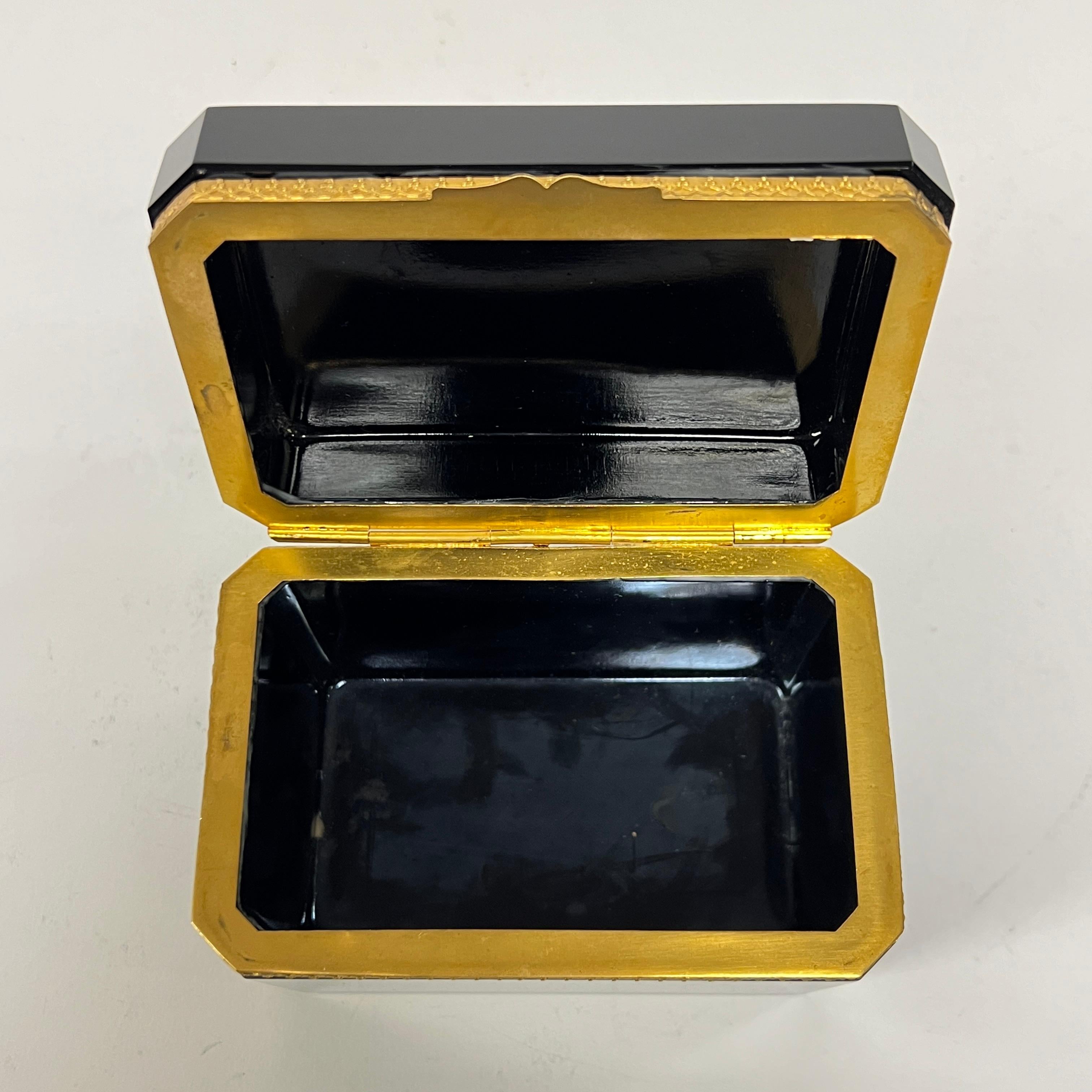 Joyero / Cofre antiguo de cristal amatista negro y metal dorado en venta 9