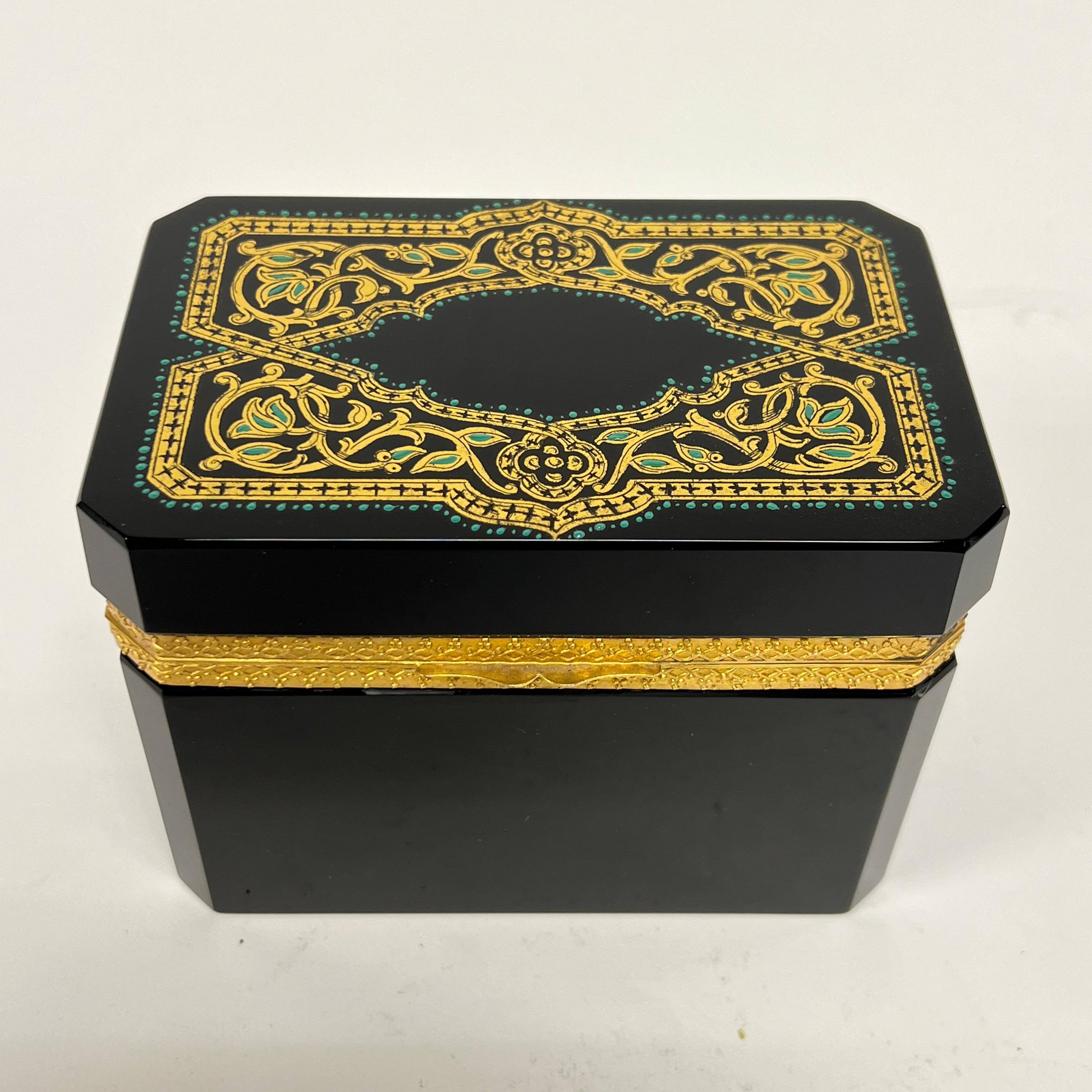 Joyero / Cofre antiguo de cristal amatista negro y metal dorado Esmaltado en venta