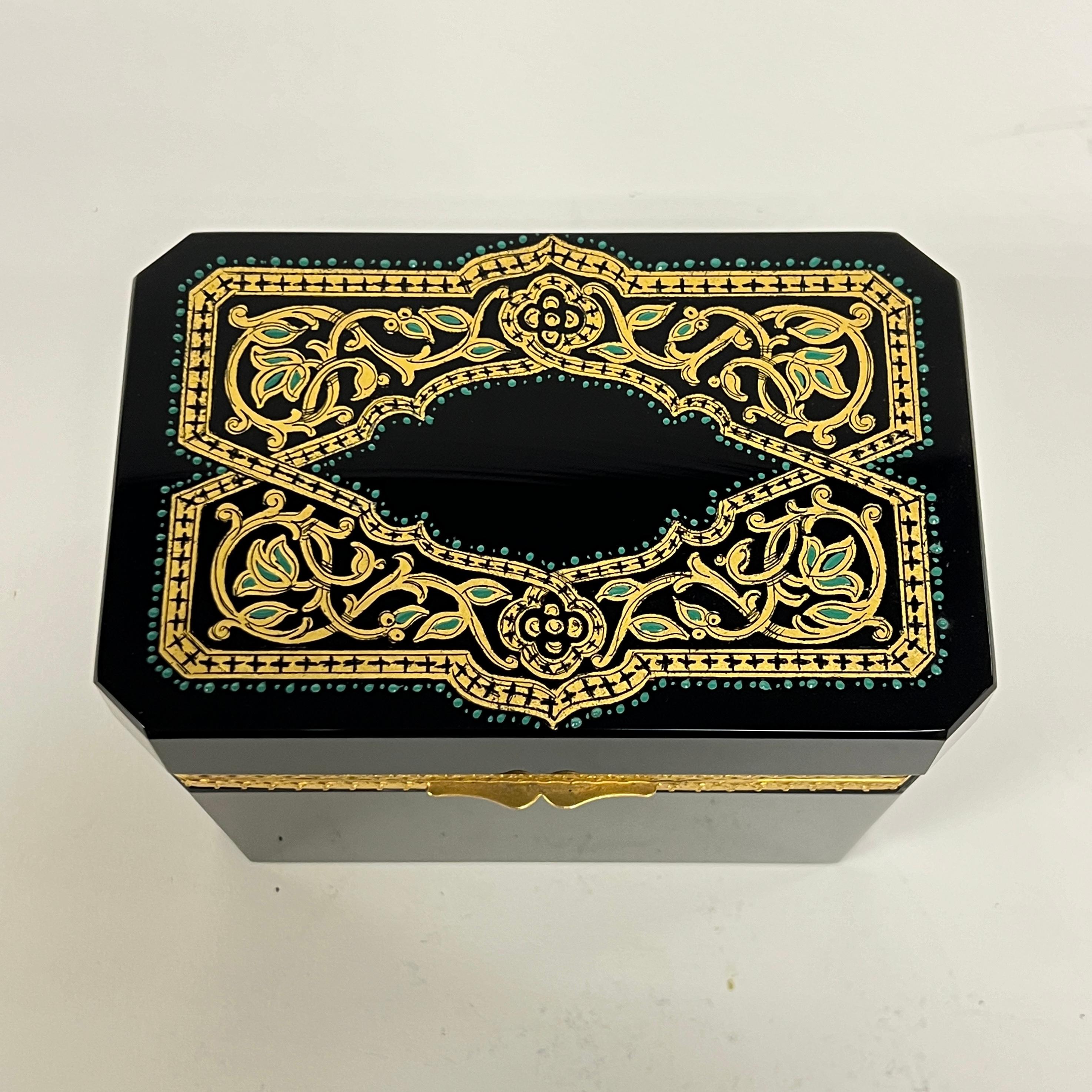 Joyero / Cofre antiguo de cristal amatista negro y metal dorado en Bueno estado para la venta en New York, NY