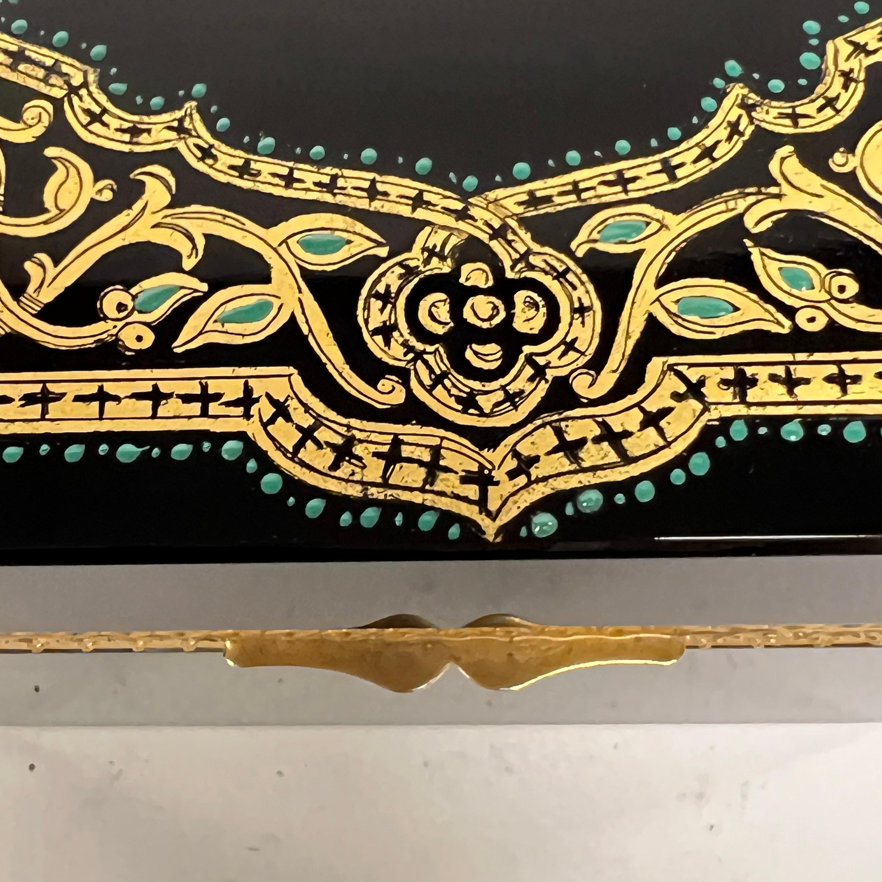 Joyero / Cofre antiguo de cristal amatista negro y metal dorado en venta 1