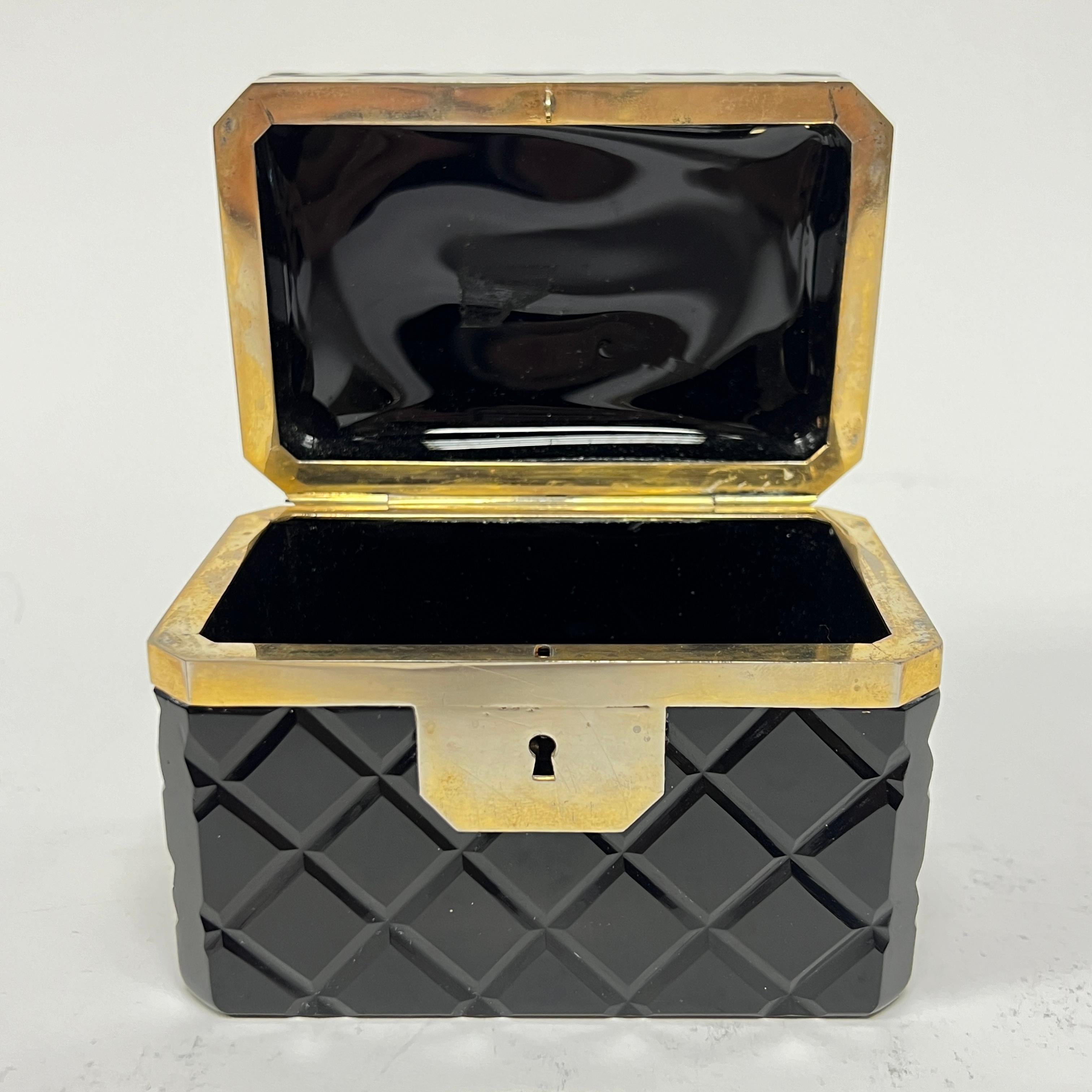Joyero / Cofre antiguo de cristal amatista negro y metal dorado en venta 4