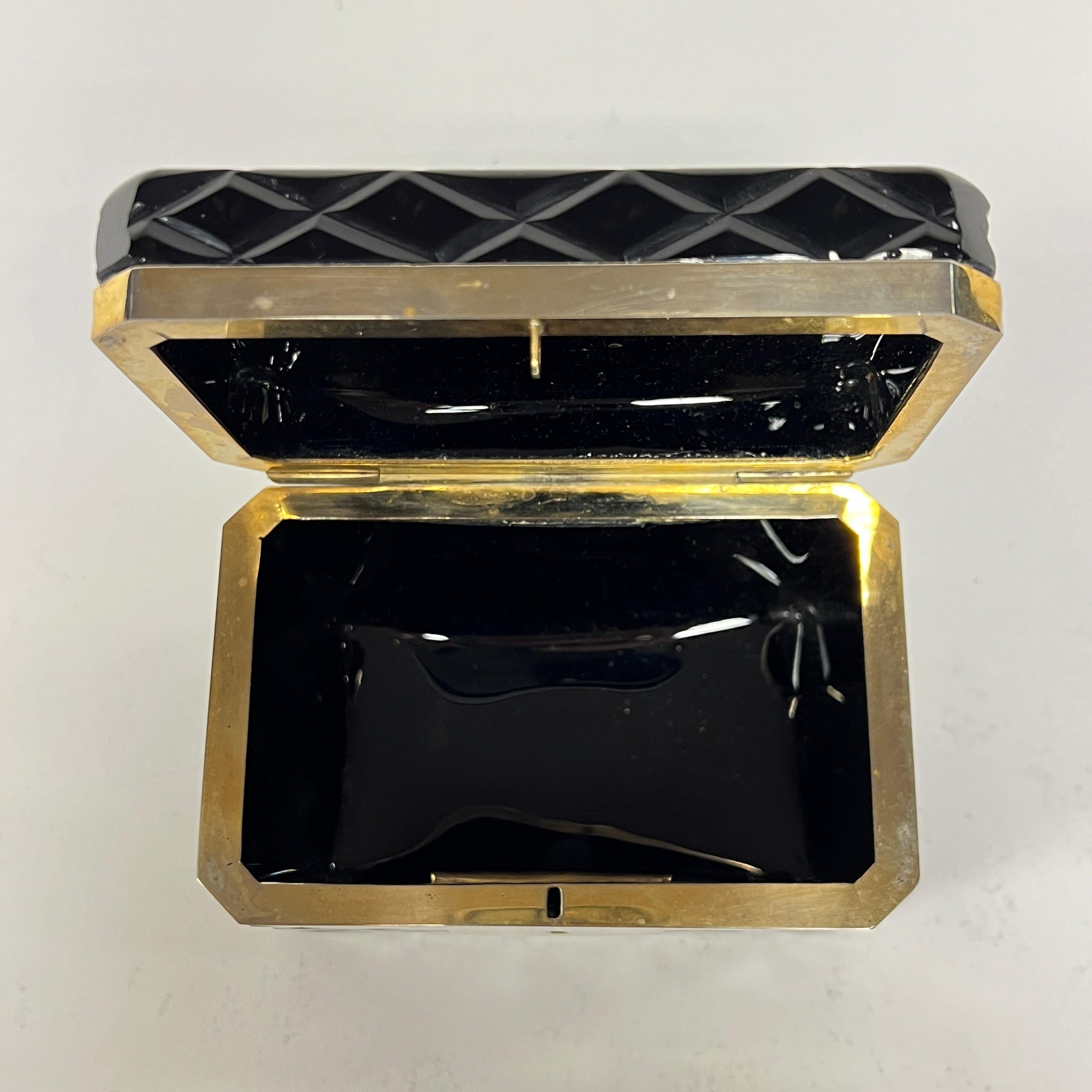 Joyero / Cofre antiguo de cristal amatista negro y metal dorado en venta 5