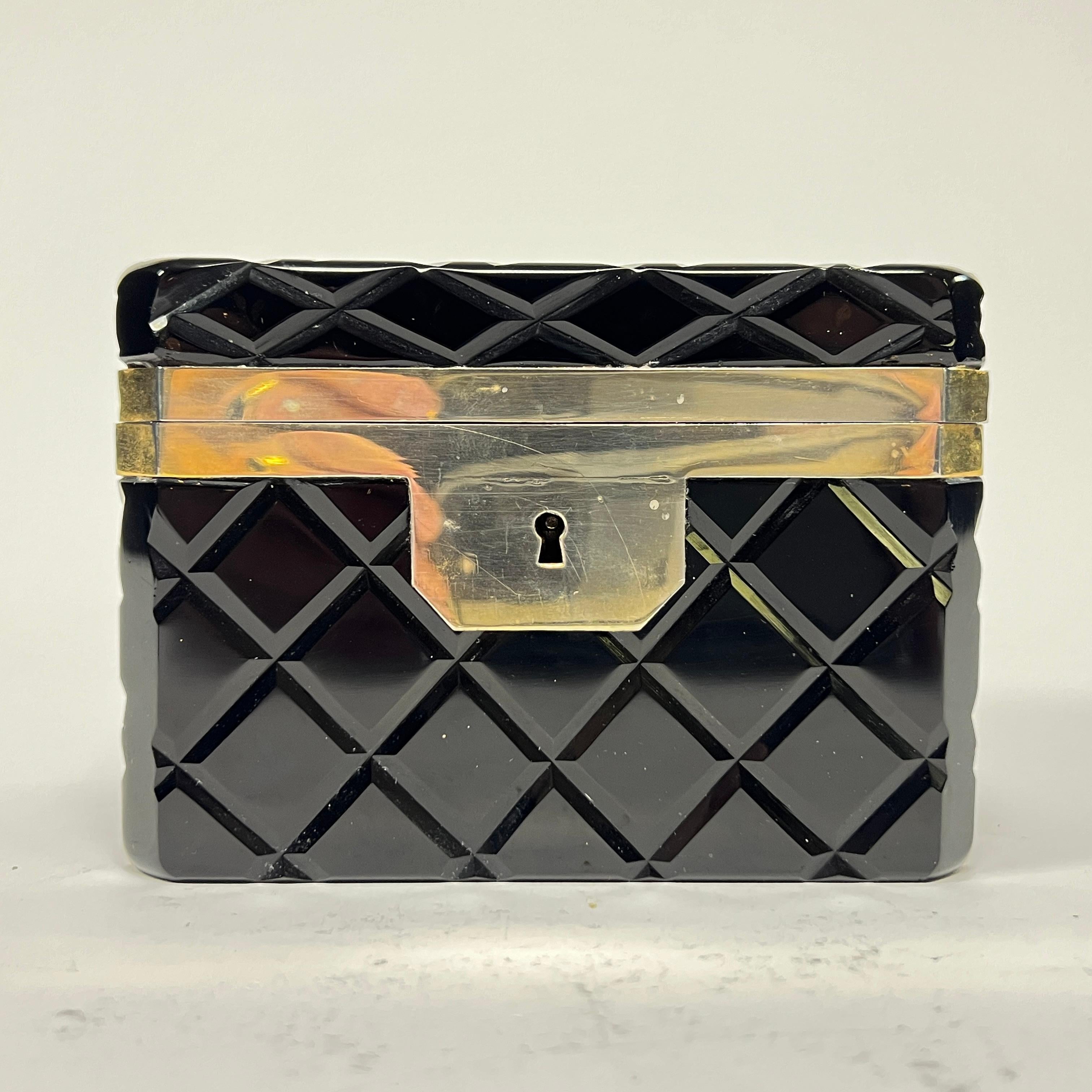 Joyero / Cofre antiguo de cristal amatista negro y metal dorado Dorado en venta