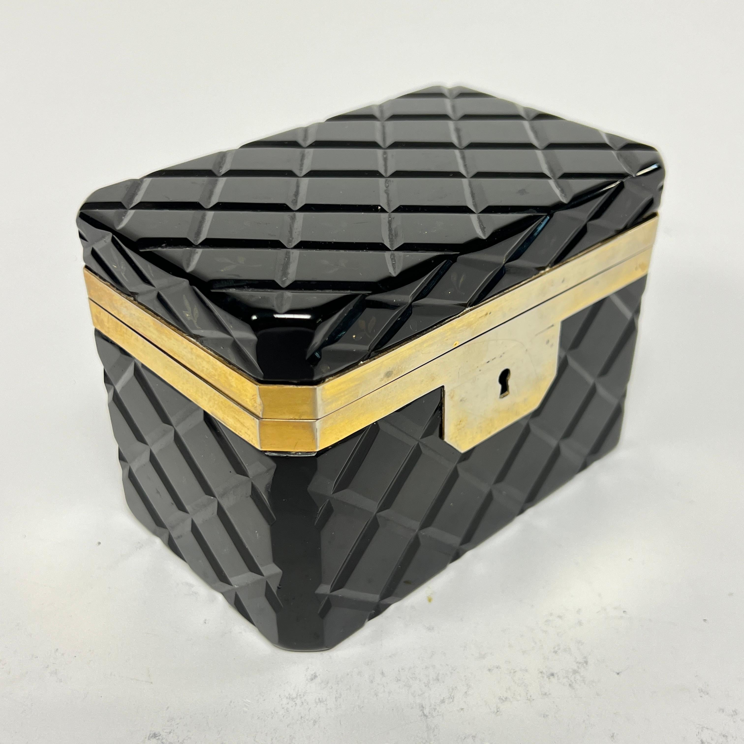 Joyero / Cofre antiguo de cristal amatista negro y metal dorado siglo XIX en venta