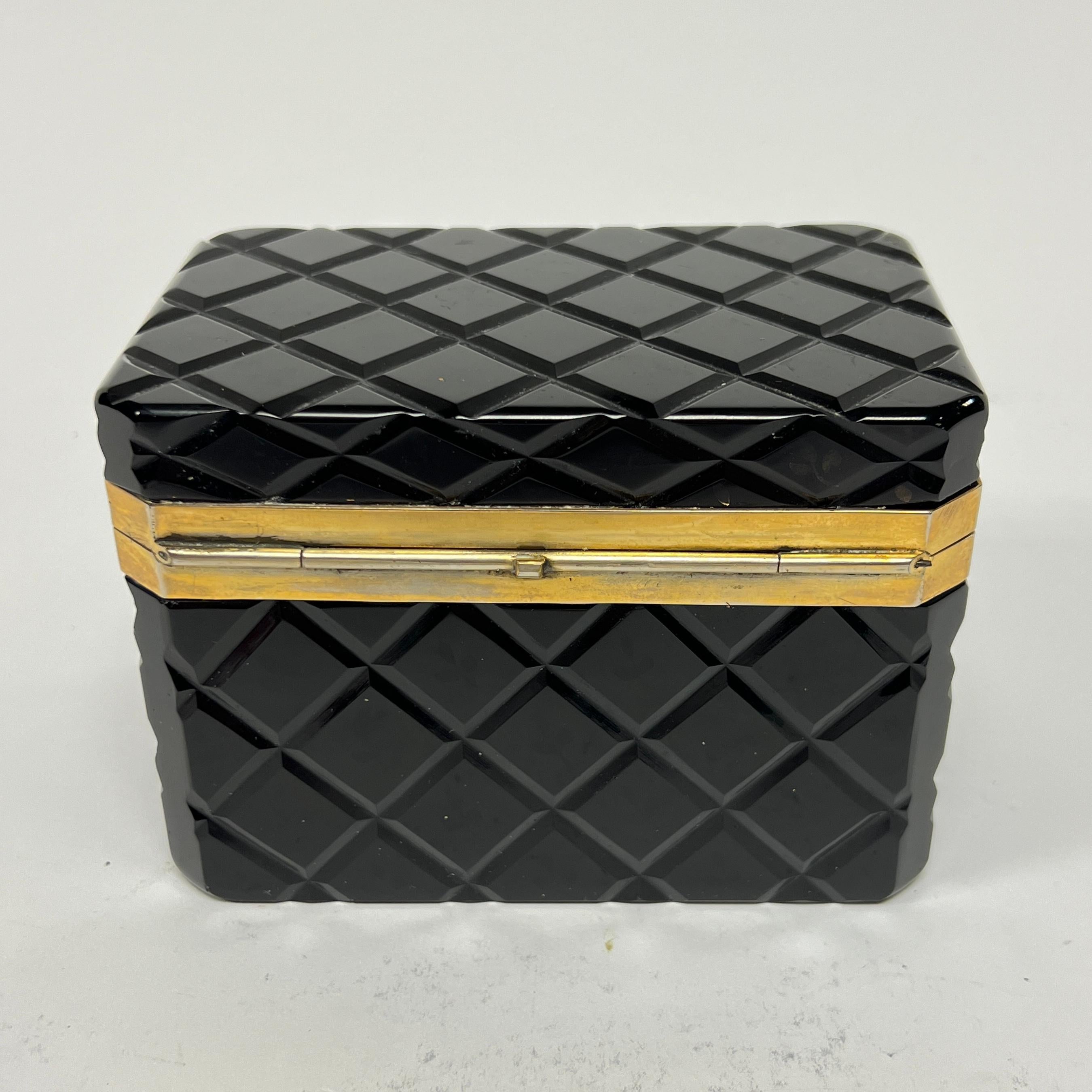 Joyero / Cofre antiguo de cristal amatista negro y metal dorado en venta 1