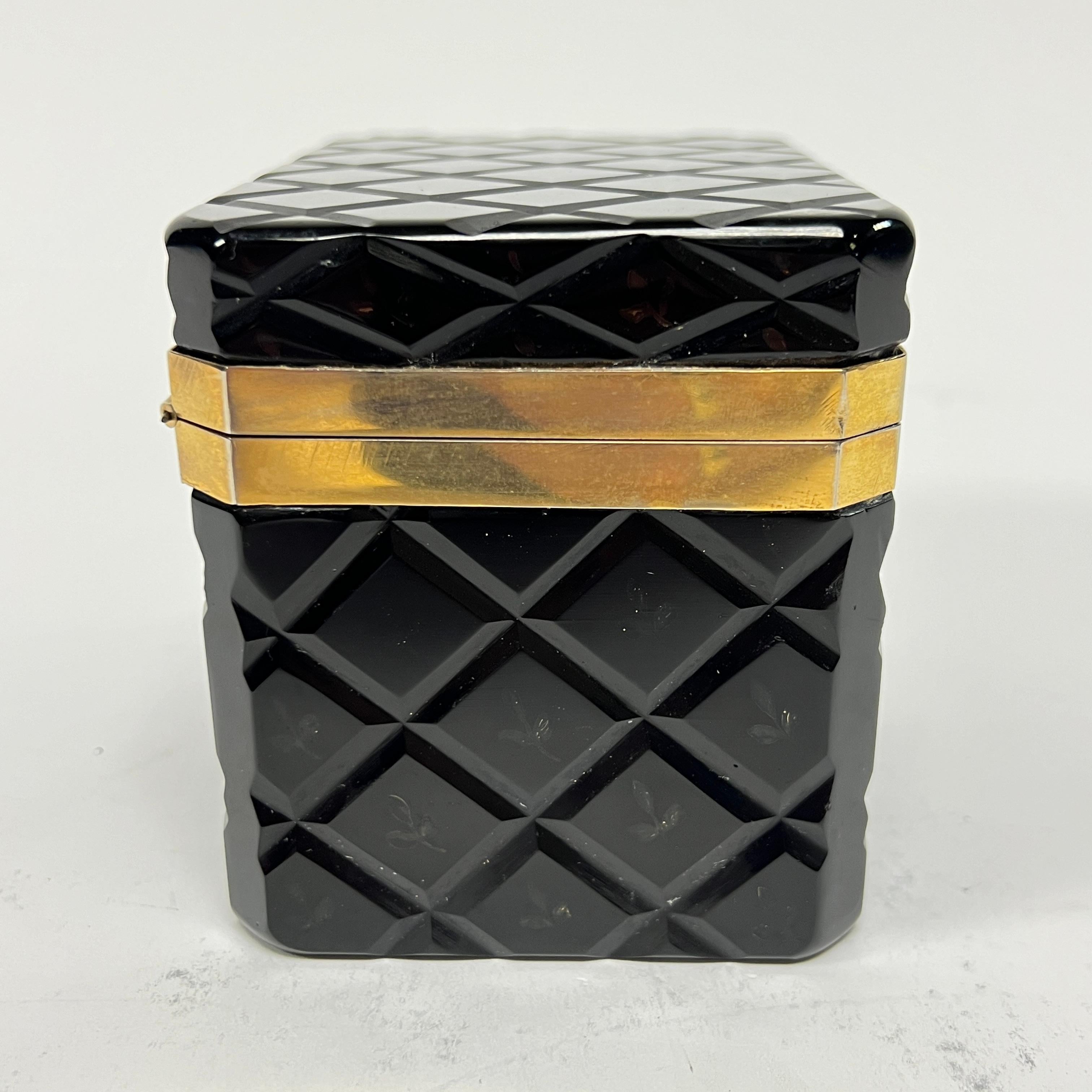 Joyero / Cofre antiguo de cristal amatista negro y metal dorado en venta 2