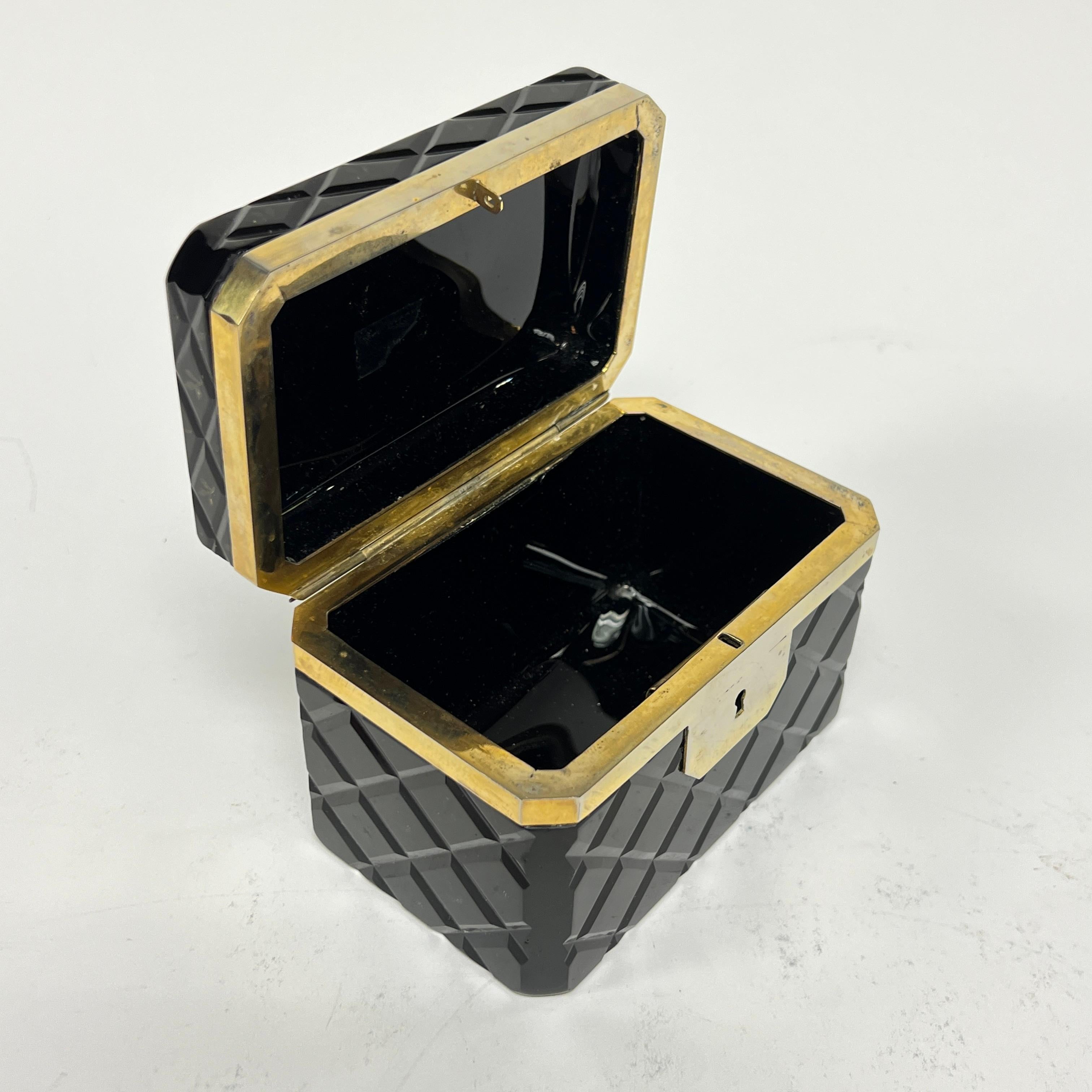 Joyero / Cofre antiguo de cristal amatista negro y metal dorado en venta 3