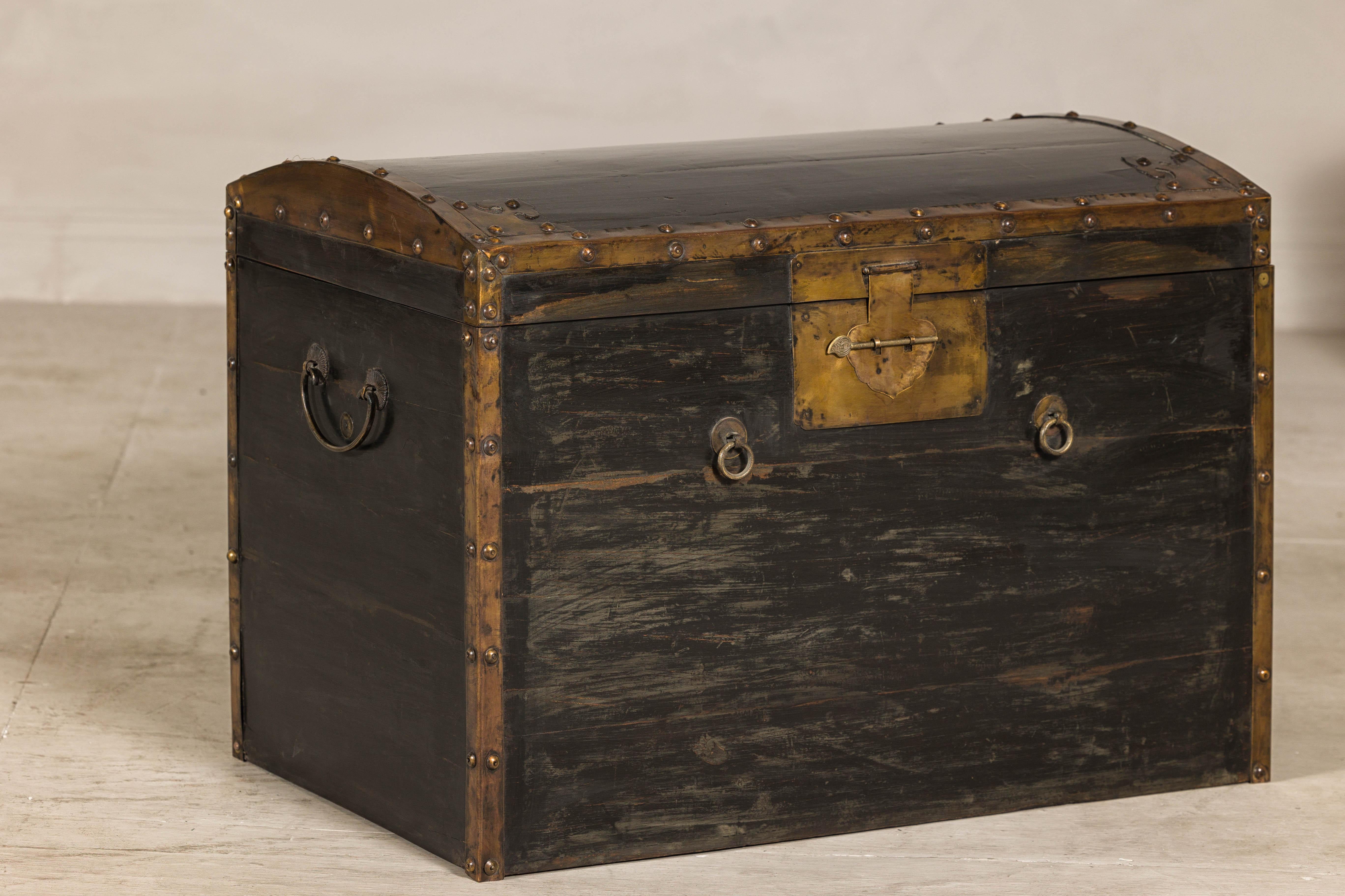 Antico baule nero e oro della tarda dinastia Qing con piano curvo e accenti in ottone in vendita 3