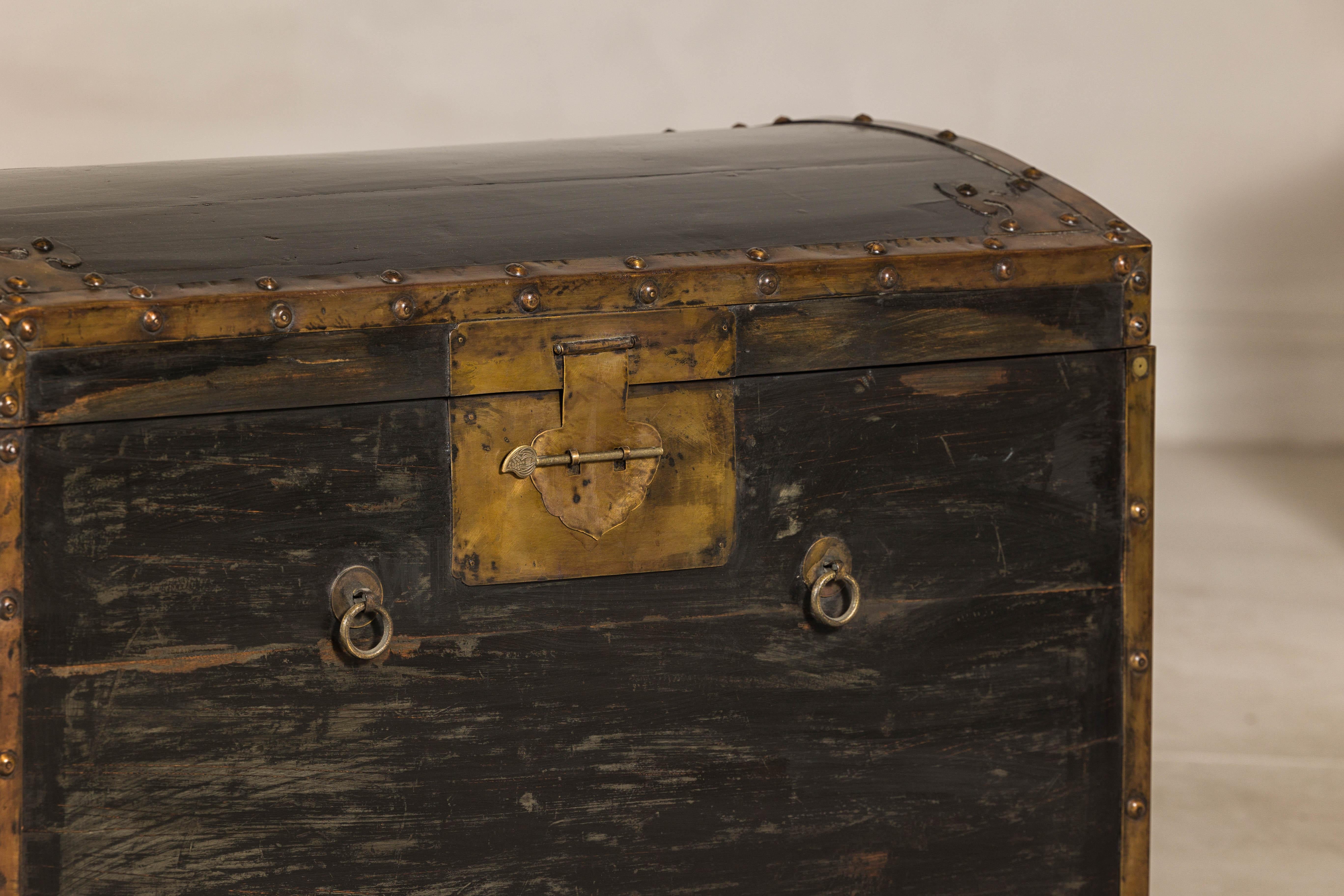 Antico baule nero e oro della tarda dinastia Qing con piano curvo e accenti in ottone in vendita 4