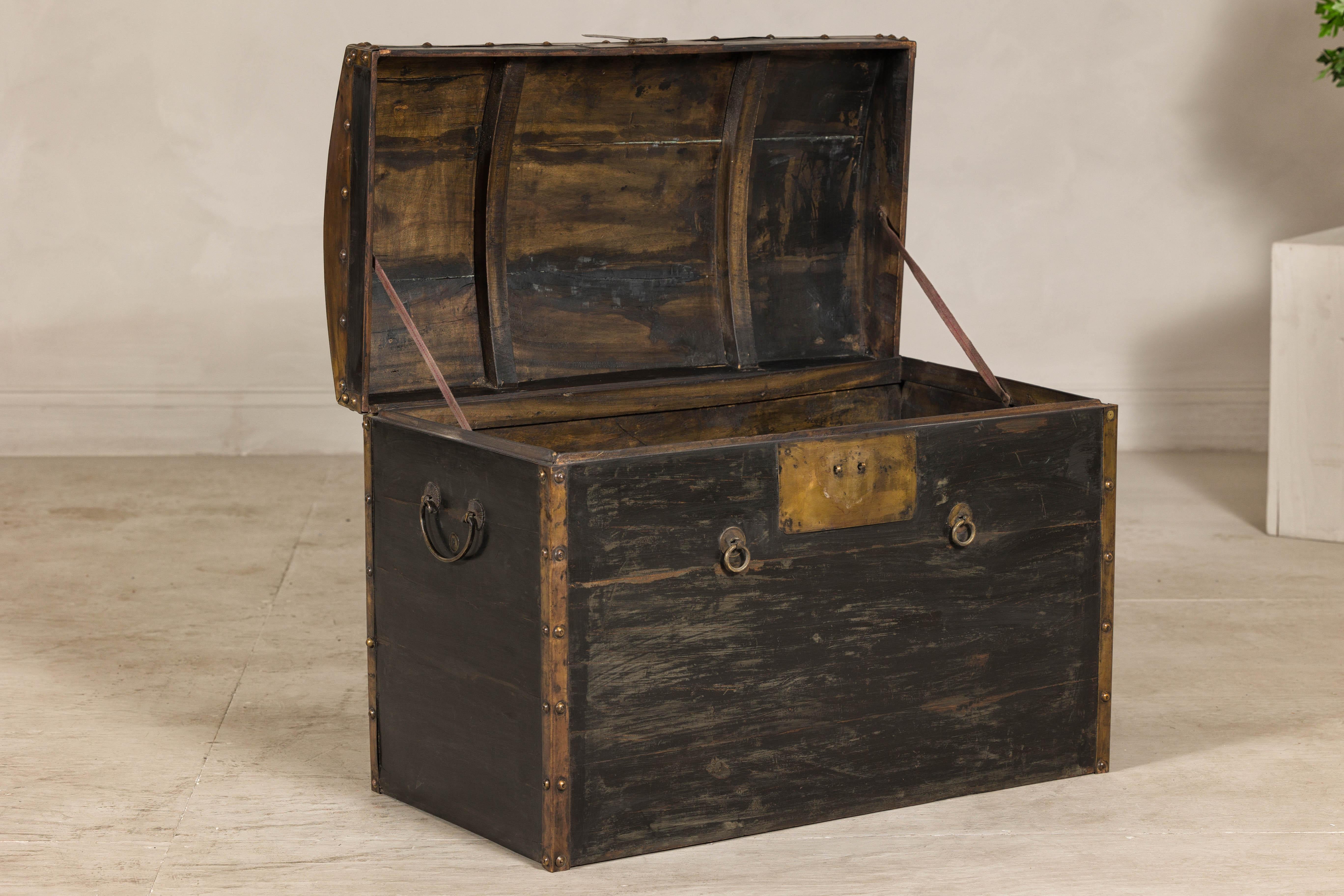 Antico baule nero e oro della tarda dinastia Qing con piano curvo e accenti in ottone in vendita 5