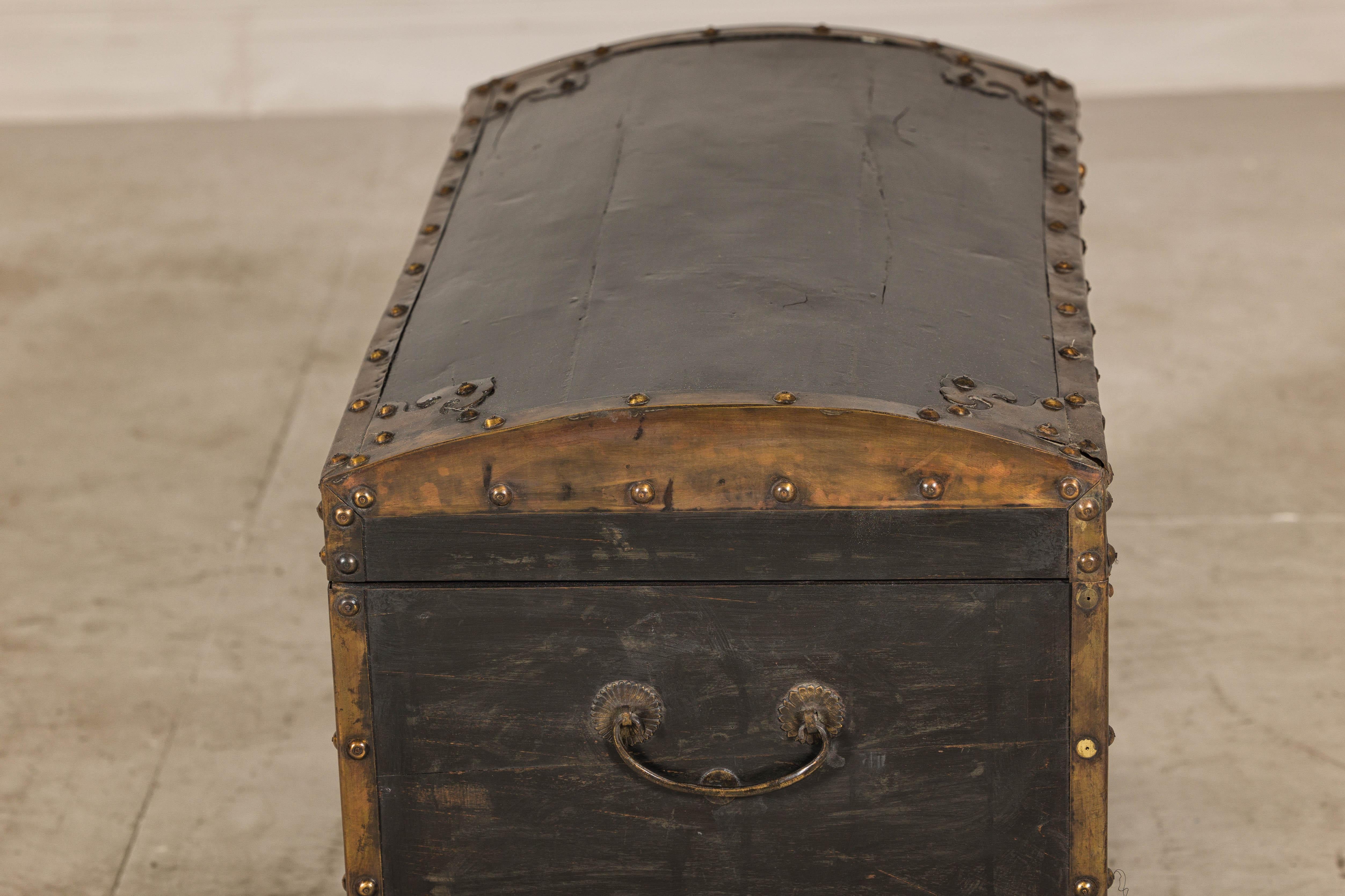 Antico baule nero e oro della tarda dinastia Qing con piano curvo e accenti in ottone in vendita 7