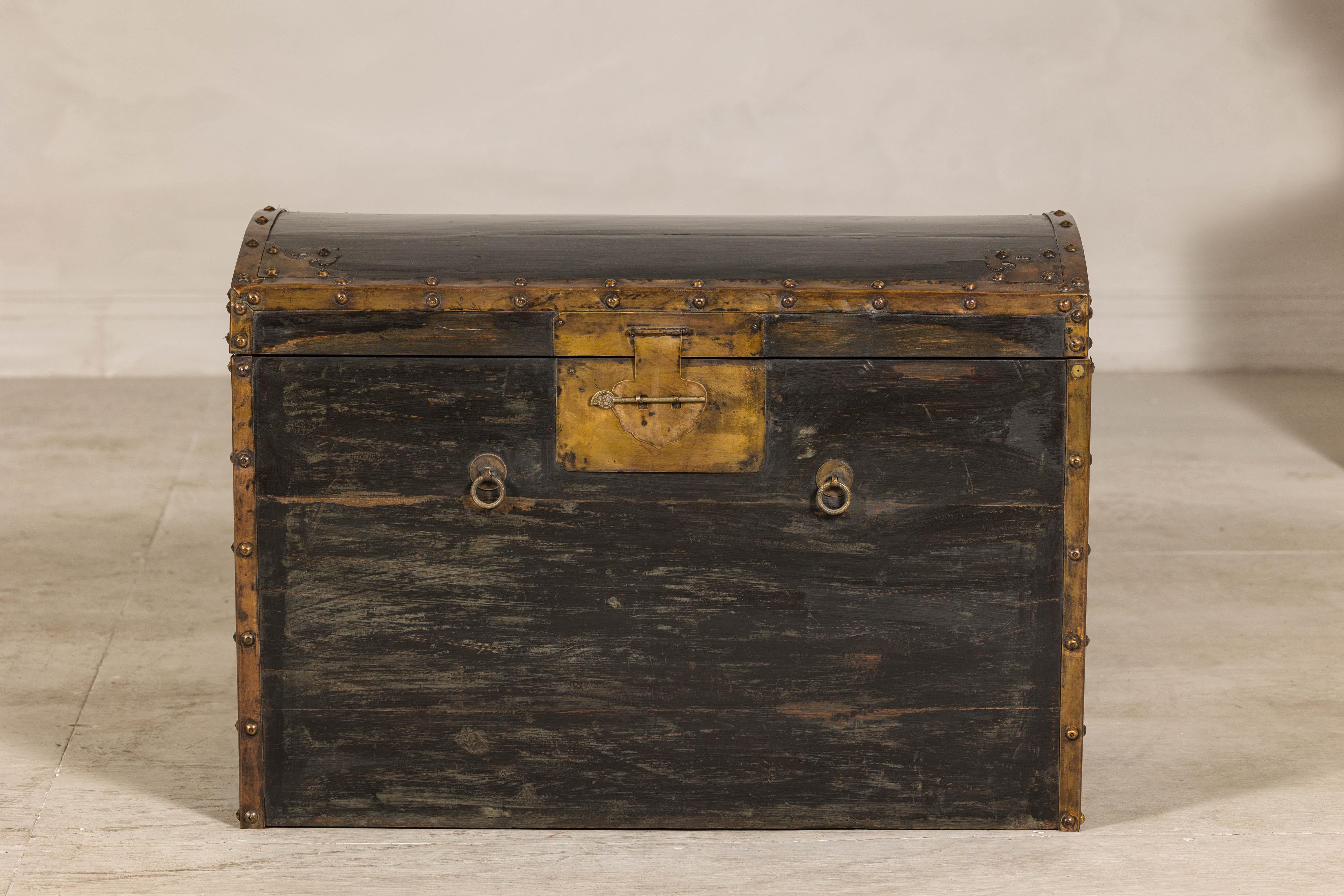 Antico baule nero e oro della tarda dinastia Qing con piano curvo e accenti in ottone in vendita 8
