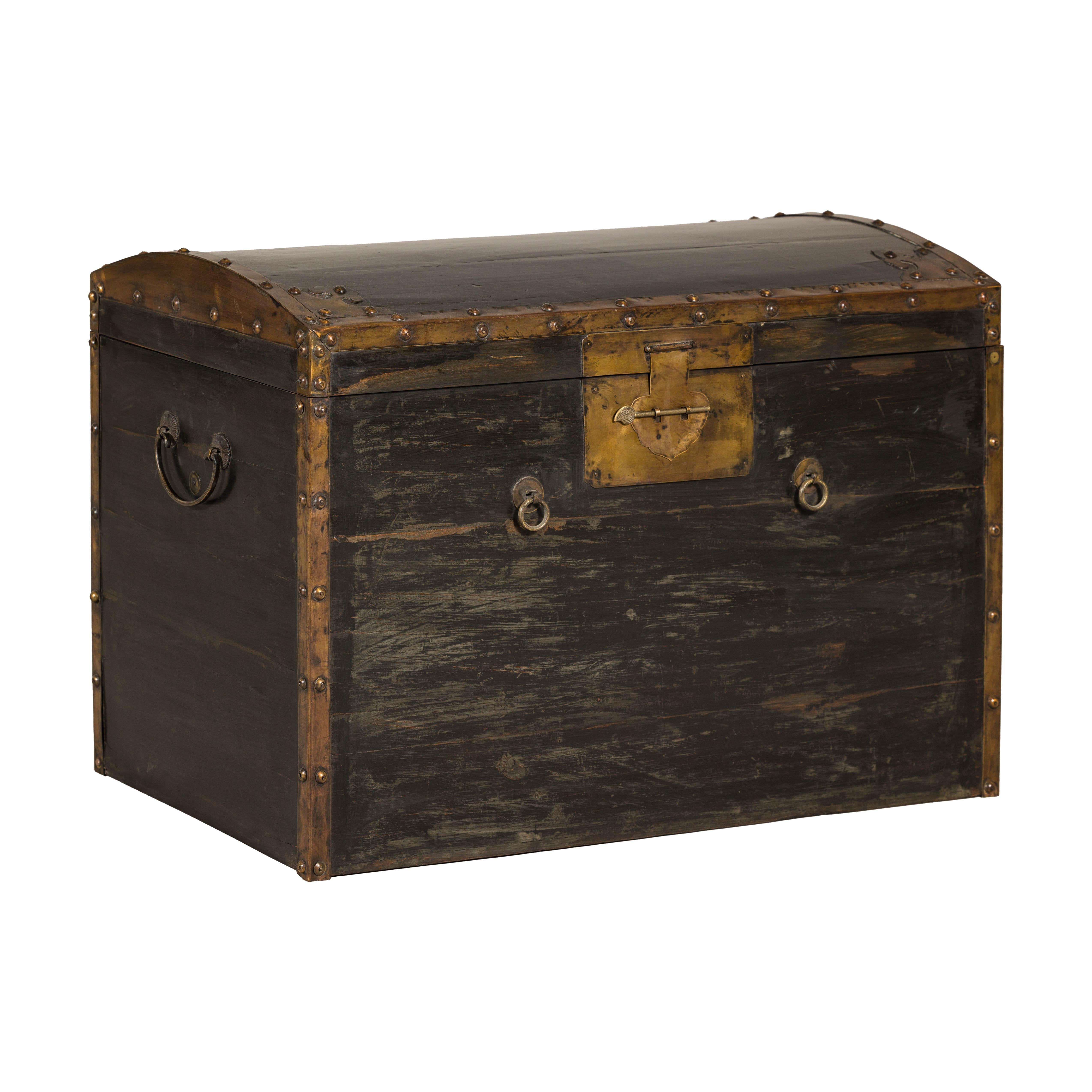 Antico baule nero e oro della tarda dinastia Qing con piano curvo e accenti in ottone in vendita 9