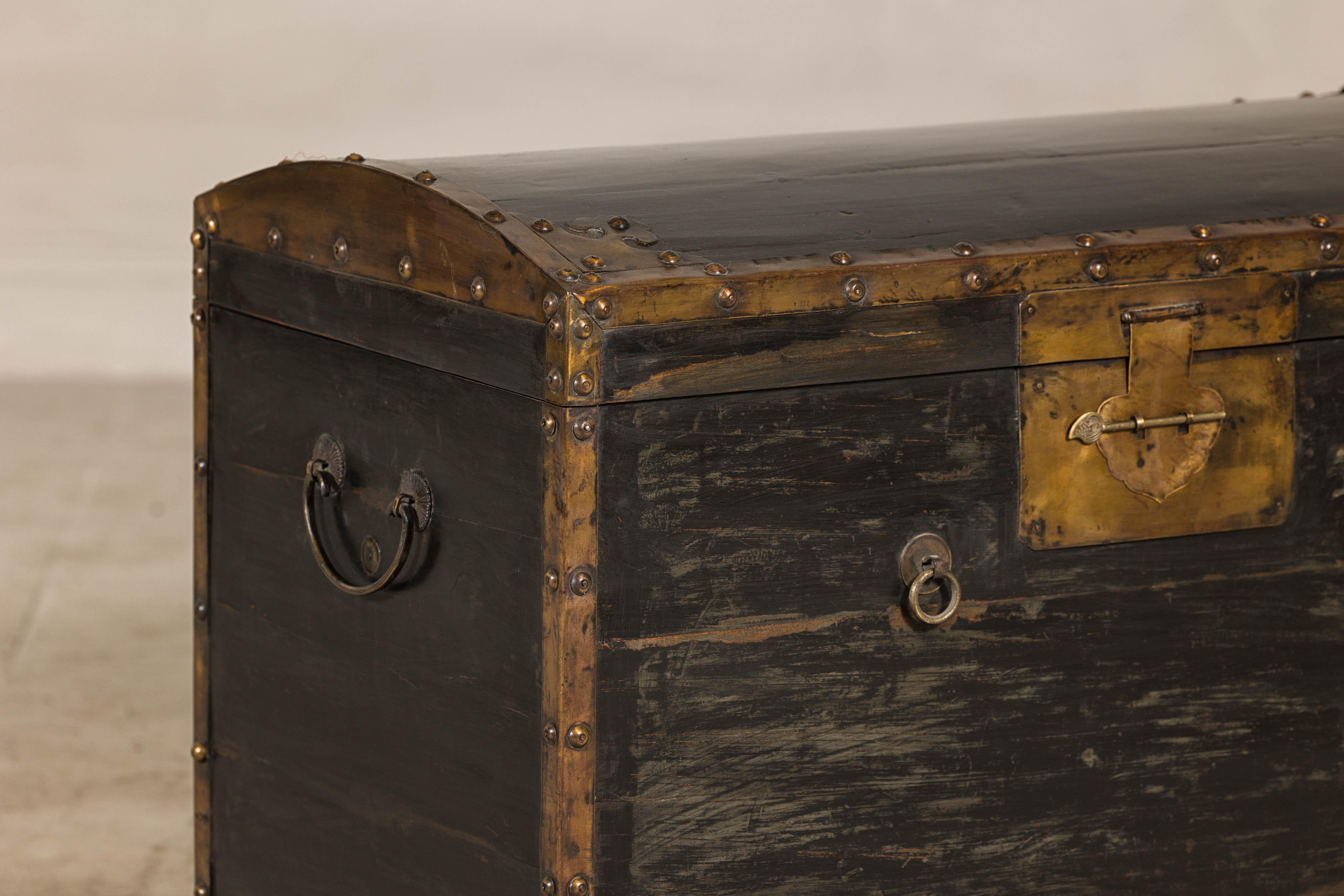 Cinese Antico baule nero e oro della tarda dinastia Qing con piano curvo e accenti in ottone in vendita