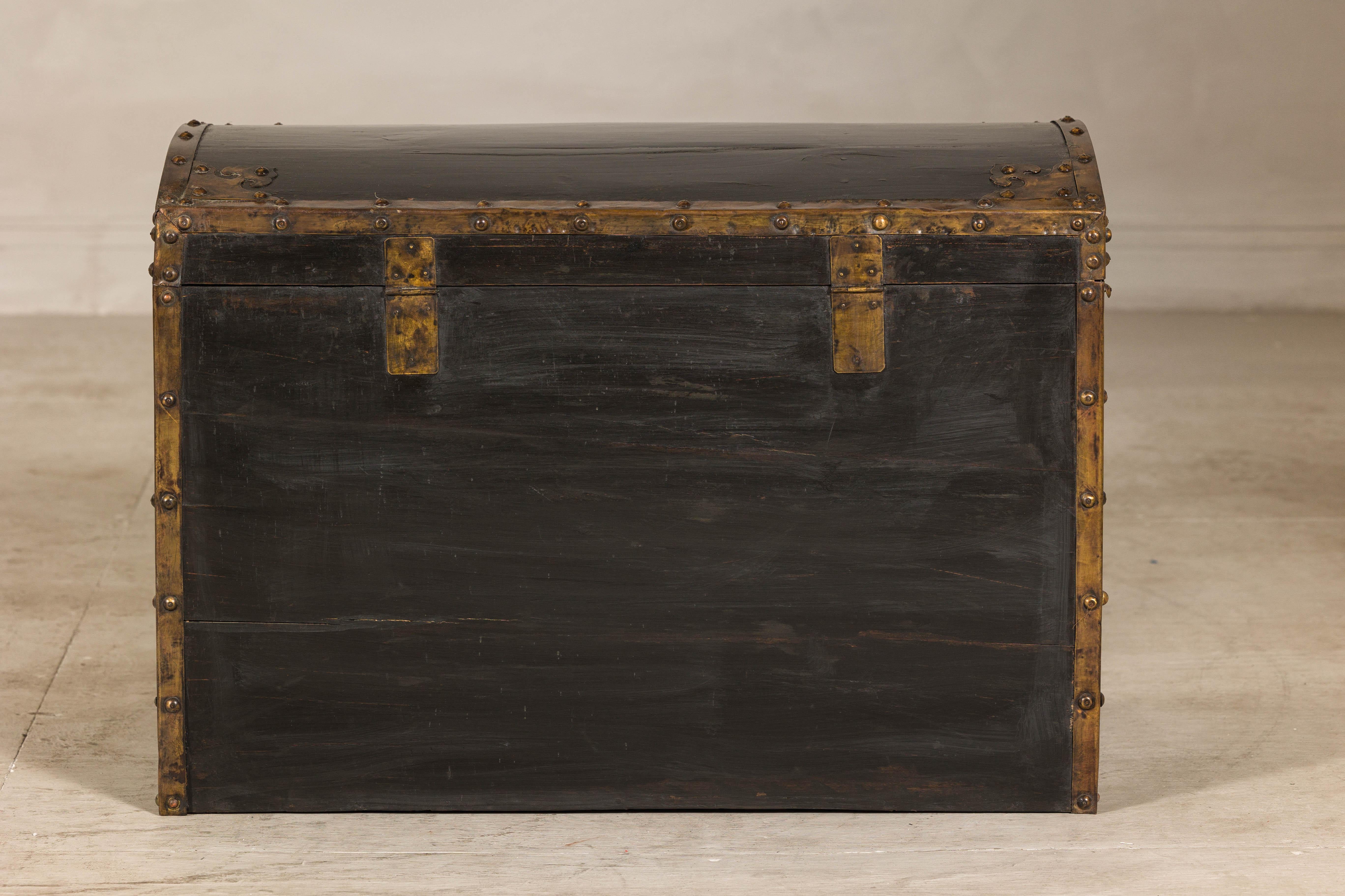 Laccato Antico baule nero e oro della tarda dinastia Qing con piano curvo e accenti in ottone in vendita