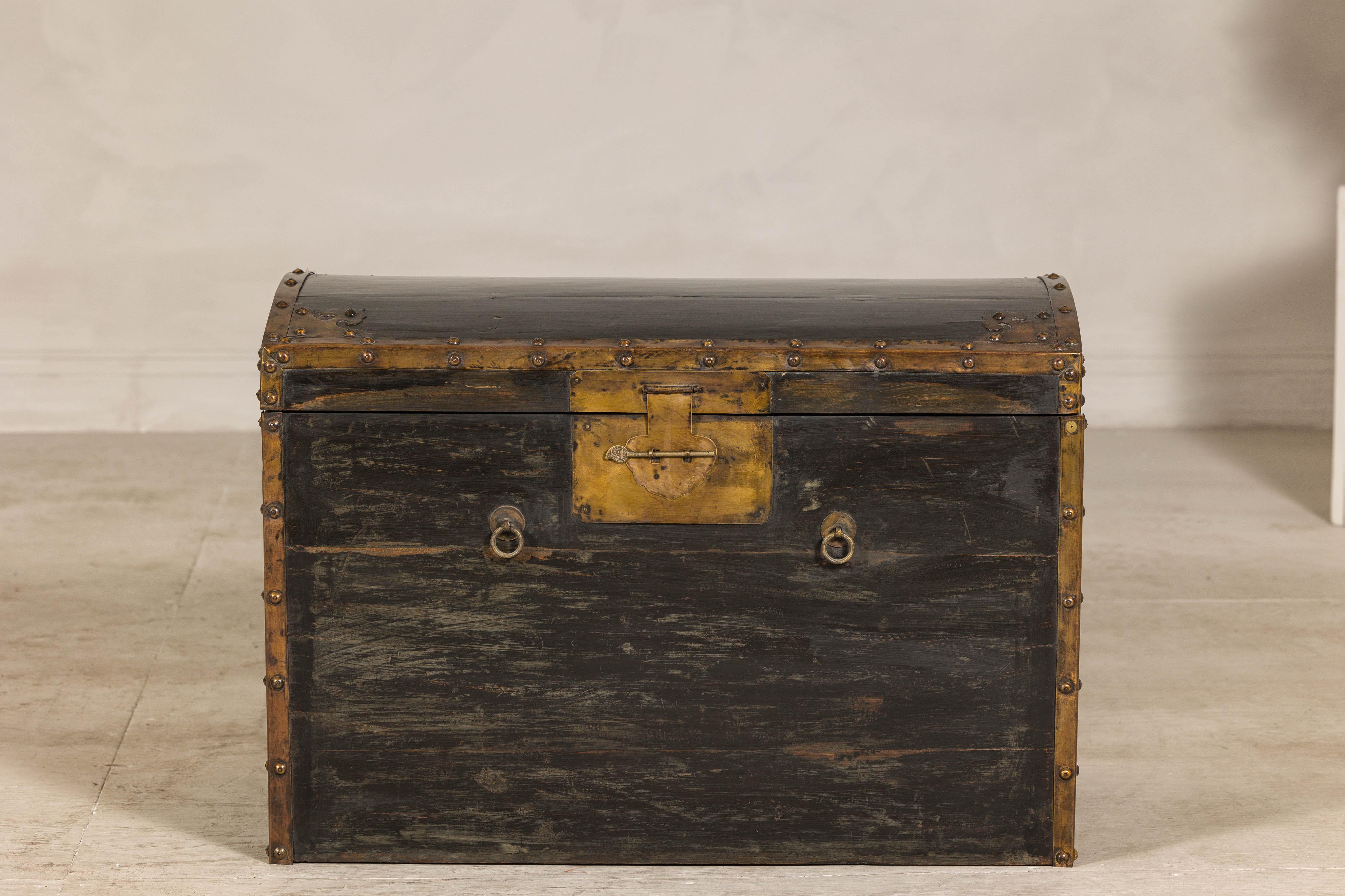 XX secolo Antico baule nero e oro della tarda dinastia Qing con piano curvo e accenti in ottone in vendita