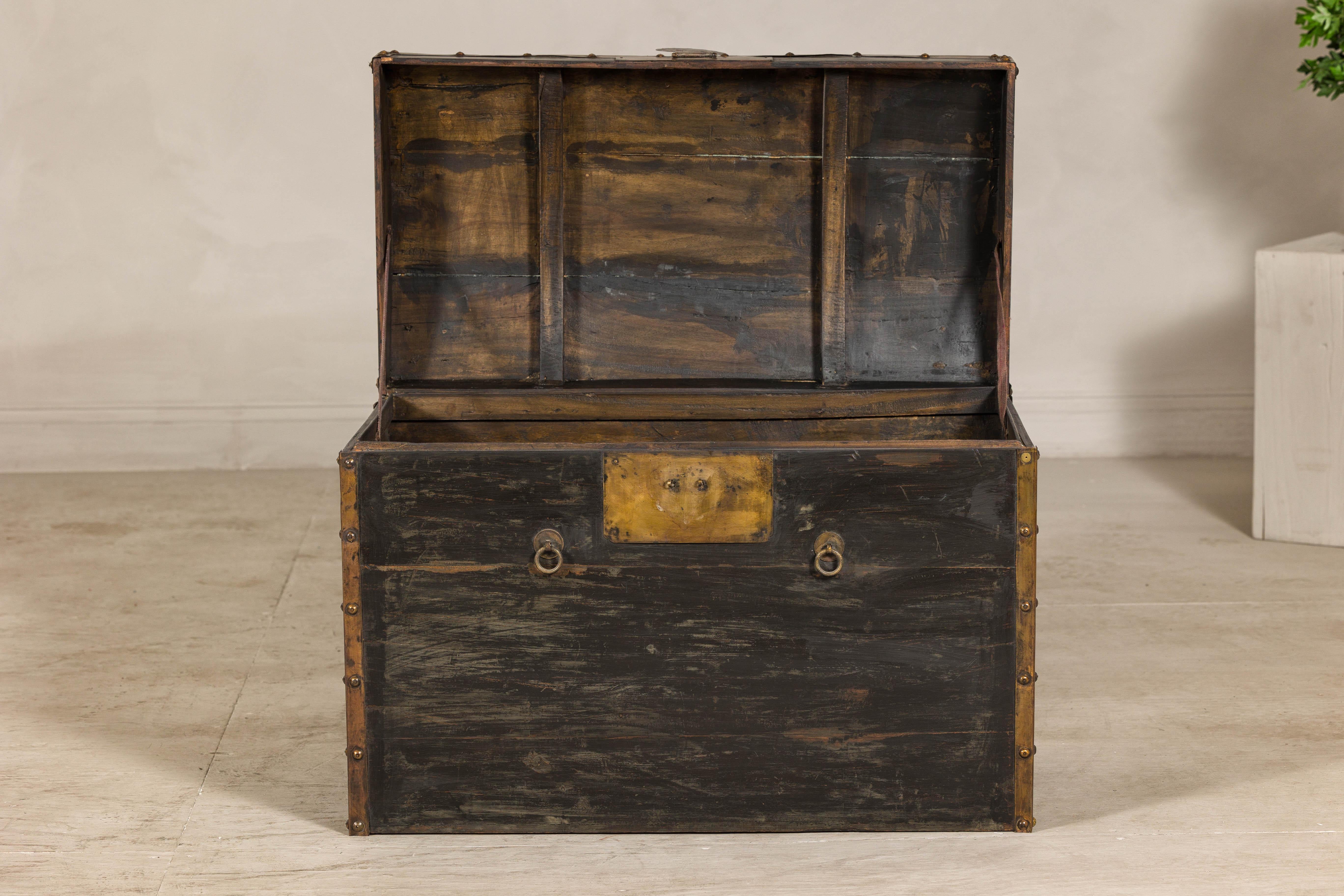 Ottone Antico baule nero e oro della tarda dinastia Qing con piano curvo e accenti in ottone in vendita