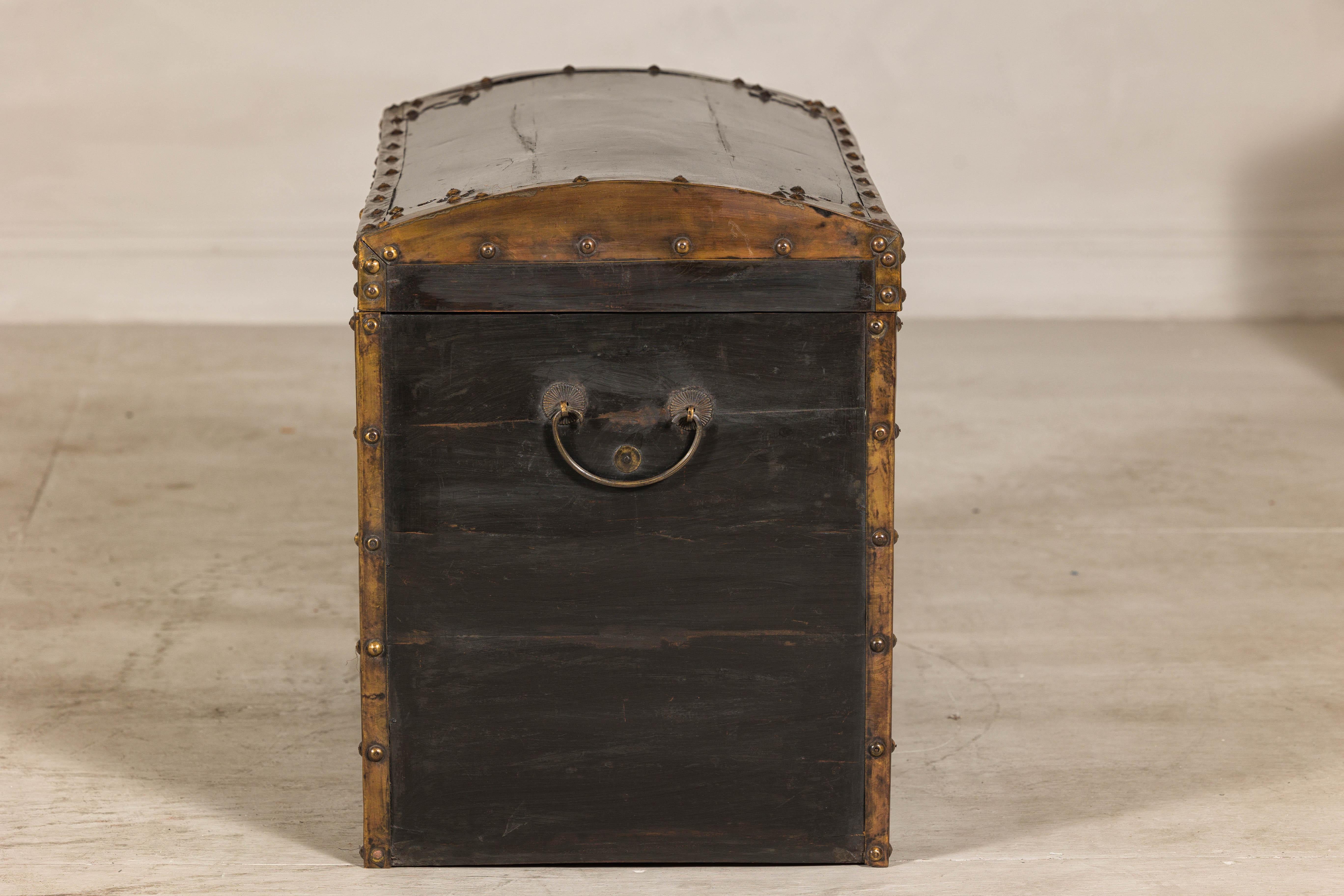 Antico baule nero e oro della tarda dinastia Qing con piano curvo e accenti in ottone in vendita 1