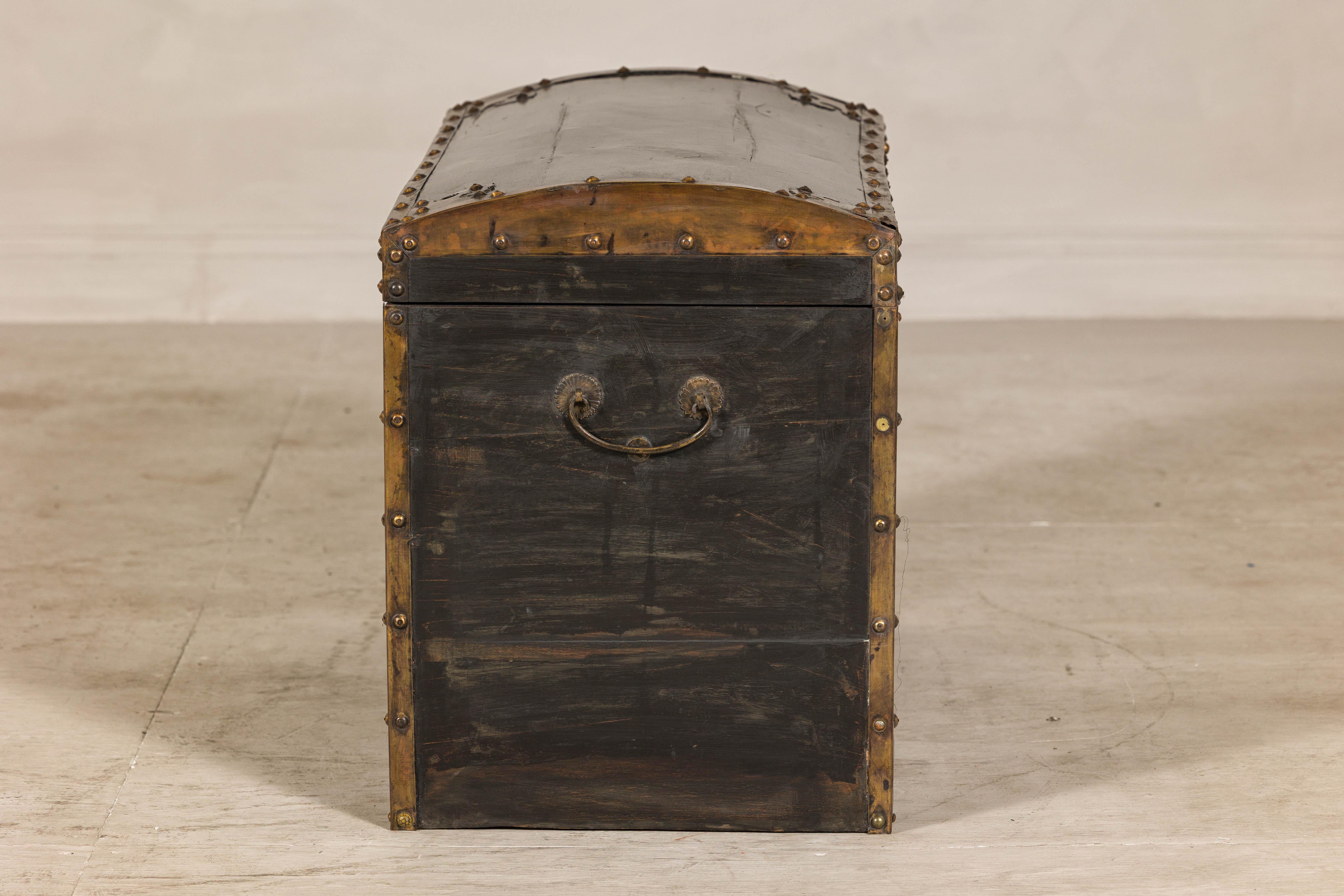 Antico baule nero e oro della tarda dinastia Qing con piano curvo e accenti in ottone in vendita 2