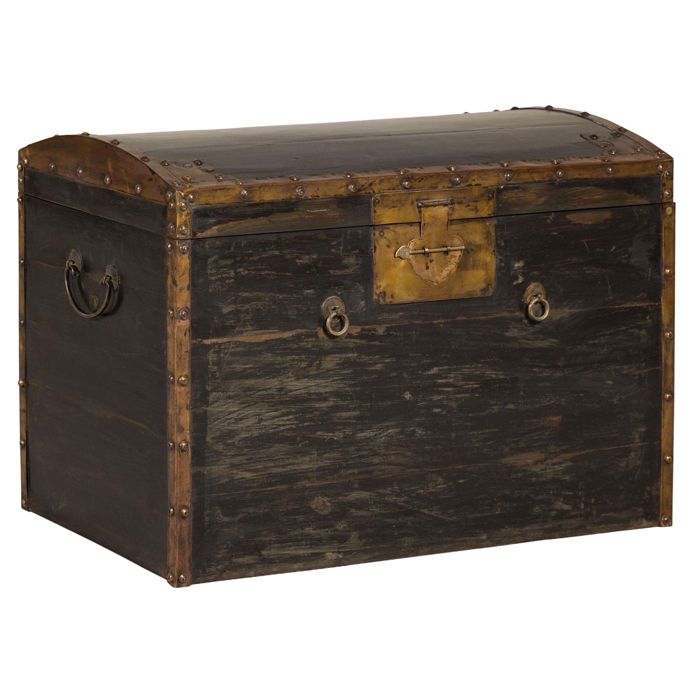 Antico baule nero e oro della tarda dinastia Qing con piano curvo e accenti in ottone
