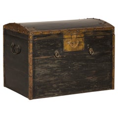 Antique Black and Gold Late Qing Dynasty Trunk with Curved Top and Brass Accents