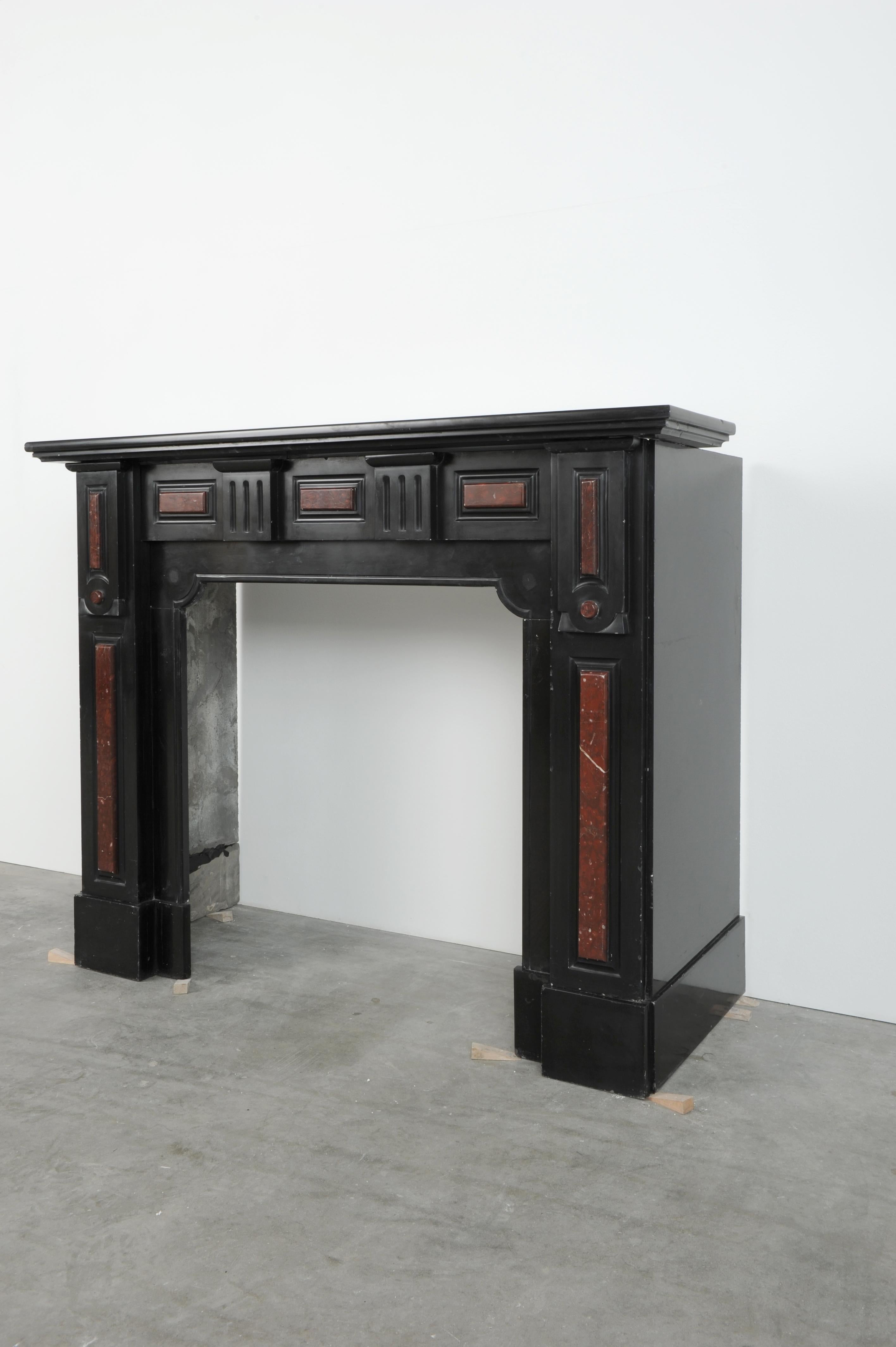 Antique Black and Red Marble Fireplace In Good Condition For Sale In Haarlem, Noord-Holland