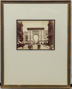 Antike Schwarz-Weiß-Fotografie „Porte Saint Denis“, Paris, spätes 19. Jahrhundert
